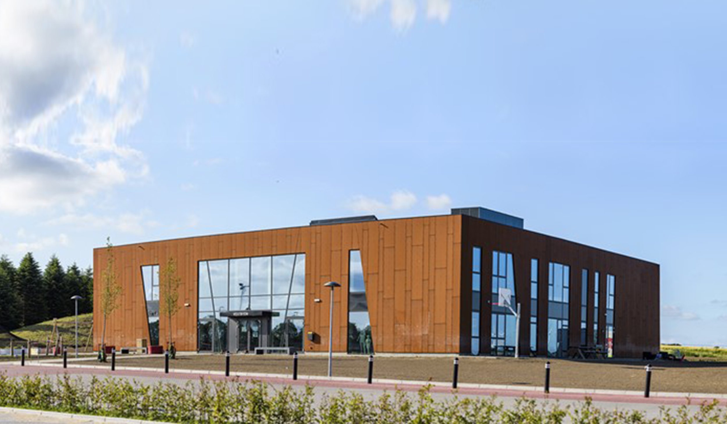  
Vestbyen Friskole - Hovedbygning
  
Hovedbygning indeholdende torv, klasselokaler og administration. A2 har ligeledes udarbejdet masterplan for fremtidige udbygninger. 
  
Bygherre: Ejendomsselskabet af Vestbyen ApS