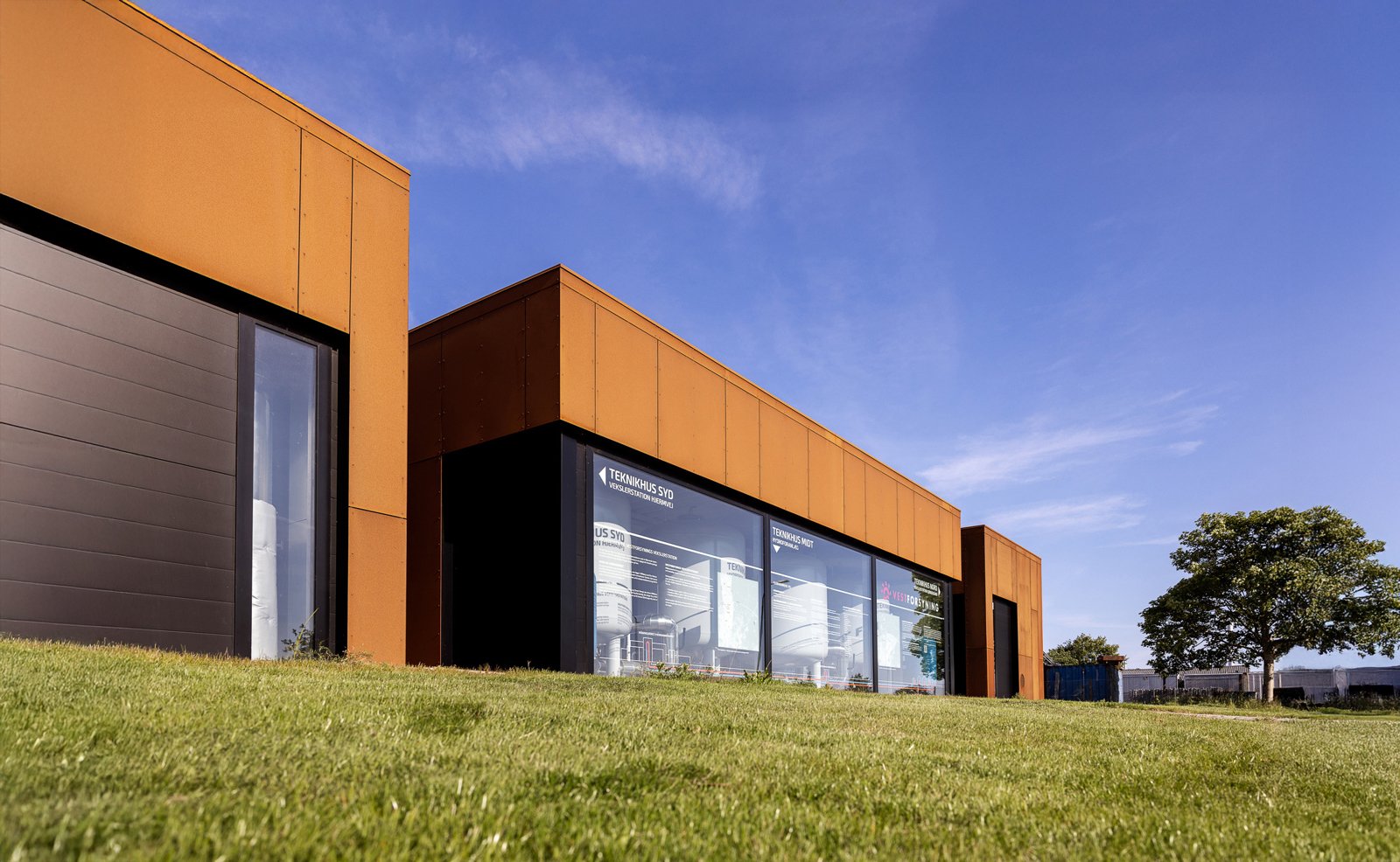  
Vekslestation Vestforsyning
  
I samarbejde med Vestforsyning og Priess har A2 udviklet teknikhuse til fjernvarmesystemet.
  
Bygherre: Vestforsyning.