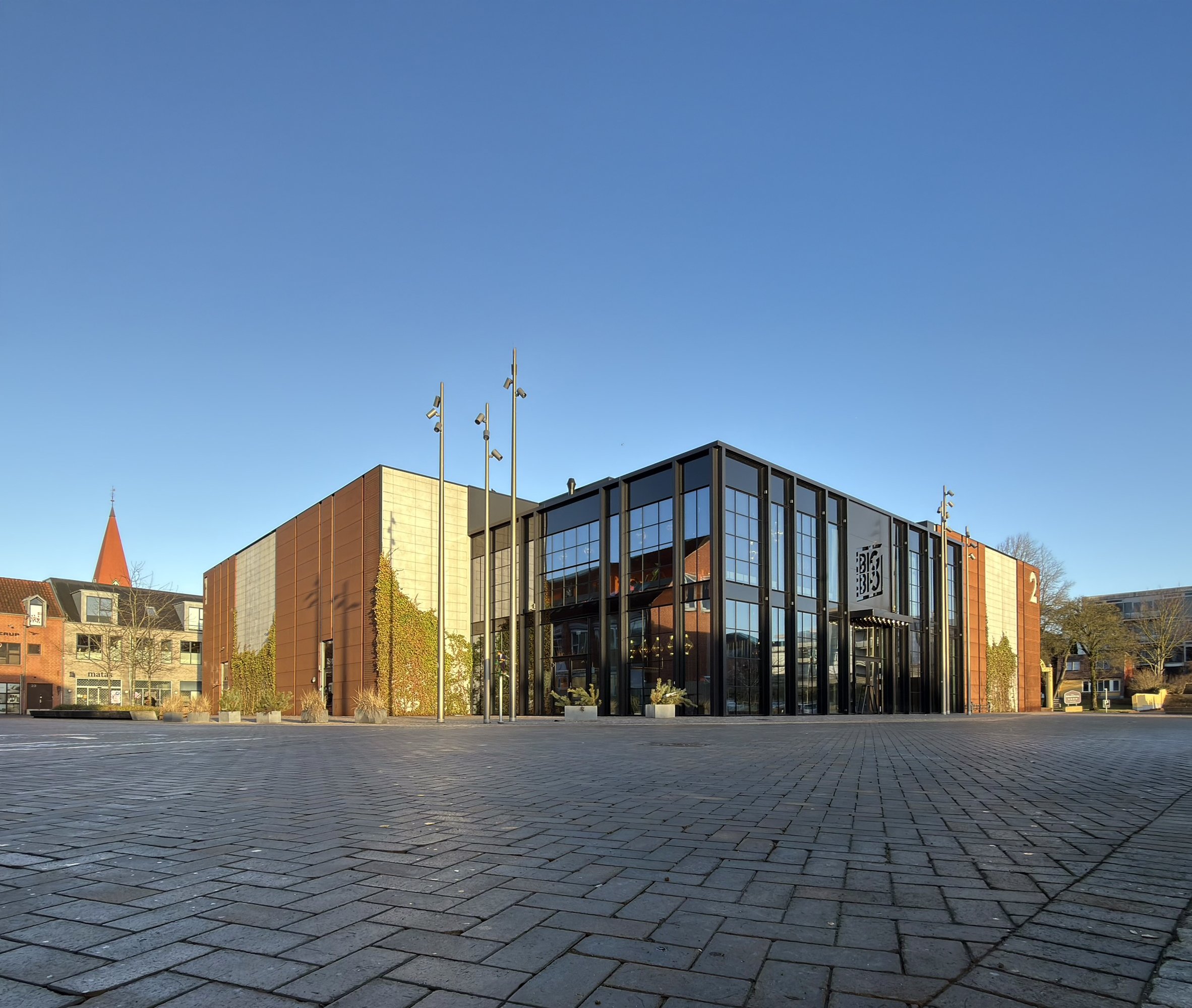  
BIG BIO Holstebro
  
State-of-the-art biograf med 5 sale. Komposition af bygningsvolumener i beton, beplatning, corten og glas. 
  
Bygherre: BIG BIO Holstebro, Entreprenør: Byggefirmaet Knudsgaard.