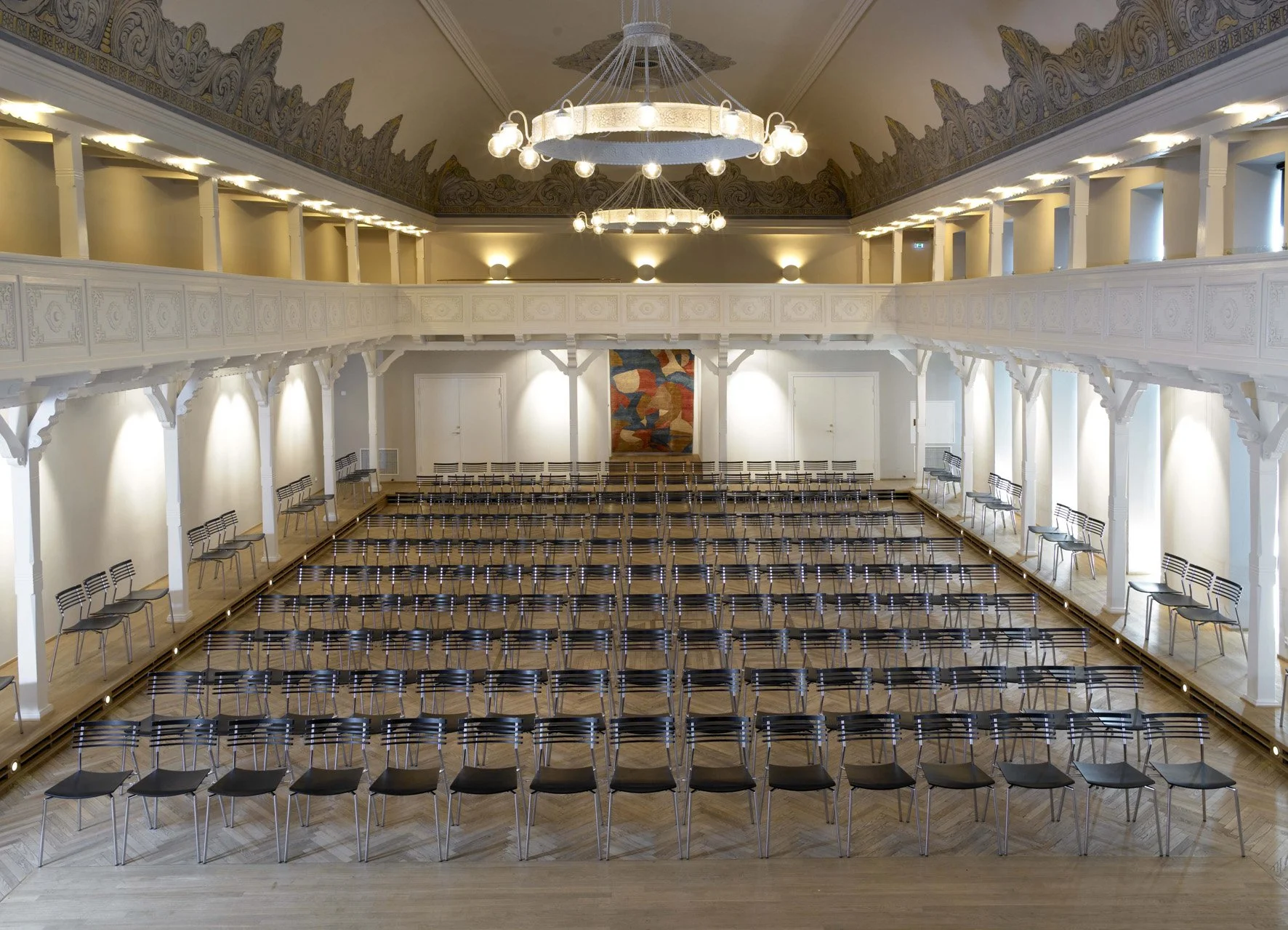  
Knudsens - Den gamle teatersal
  
Vinder af HOLSTEBRO KOMMUNES ARKITEKTURPRIS.
  
Bygherre.: Inge & Valdemar Birn