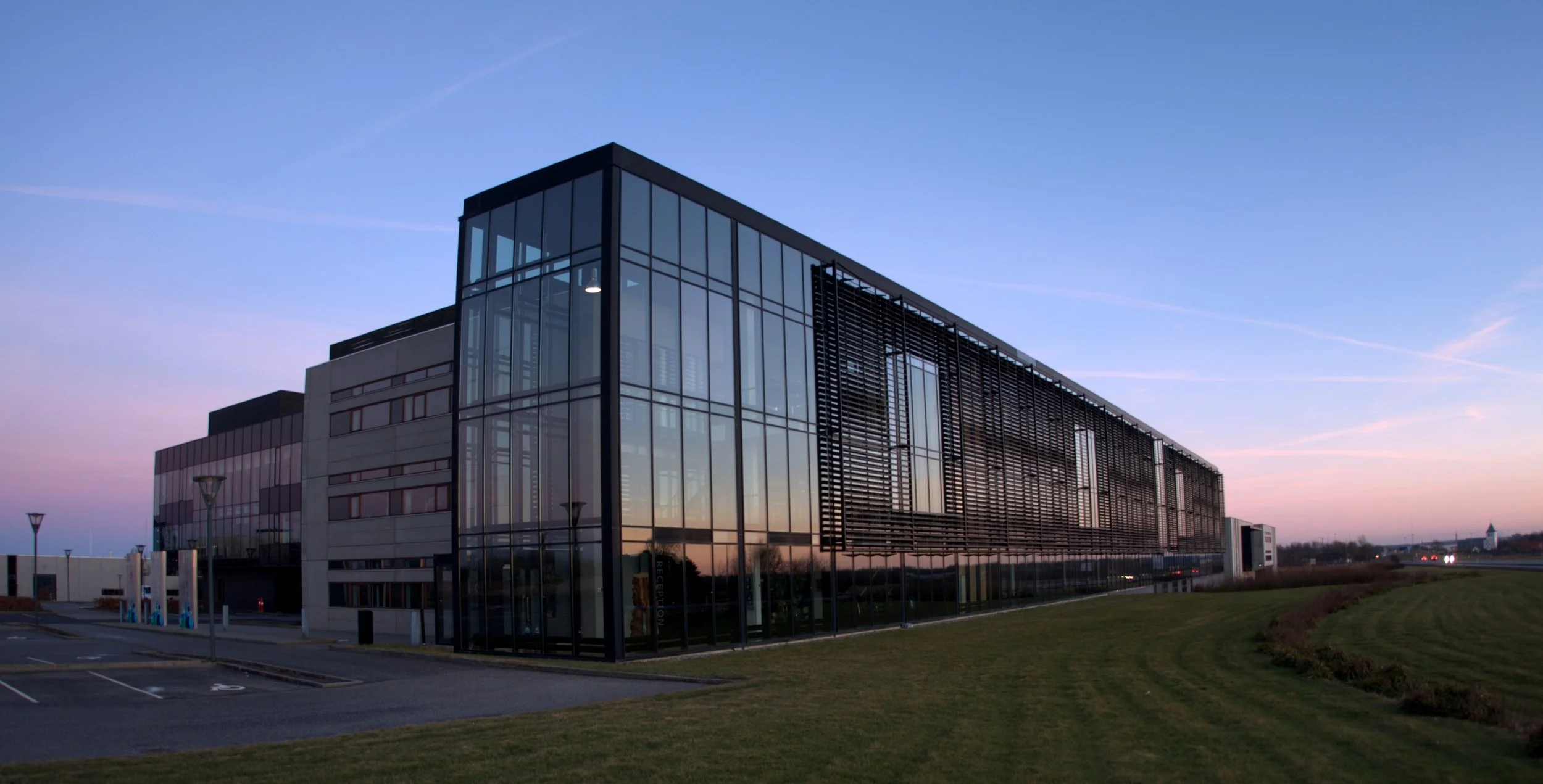  
Nupark bygning A - Erhvervs- & udviklingspark
  
Vinder af HOLSTEBRO KOMMUNES BYGNINGSPRIS. A2 har været med som arkitektrådgiver i hele Nuparks tilblivelse og udvikling. 
  
Bygherre: Nupark / Holstebro og Struer Kommune.