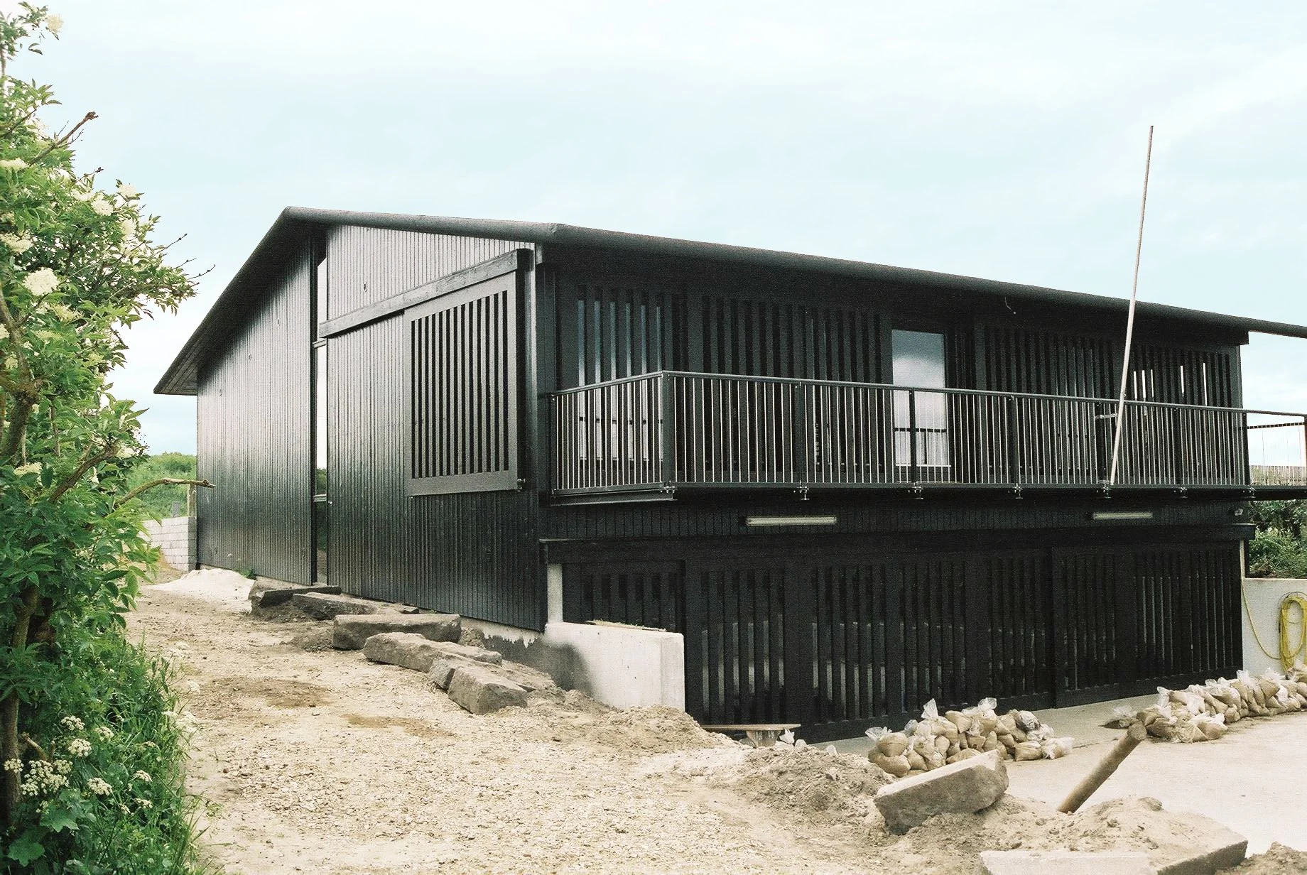  
Ribe Rosportscenter
  
Rocenter der ligger smukt i det flade marsklandskab ved Ribe, bygget på det historiske voldanlæg. 
  
Bygherre: Robe Roklub.