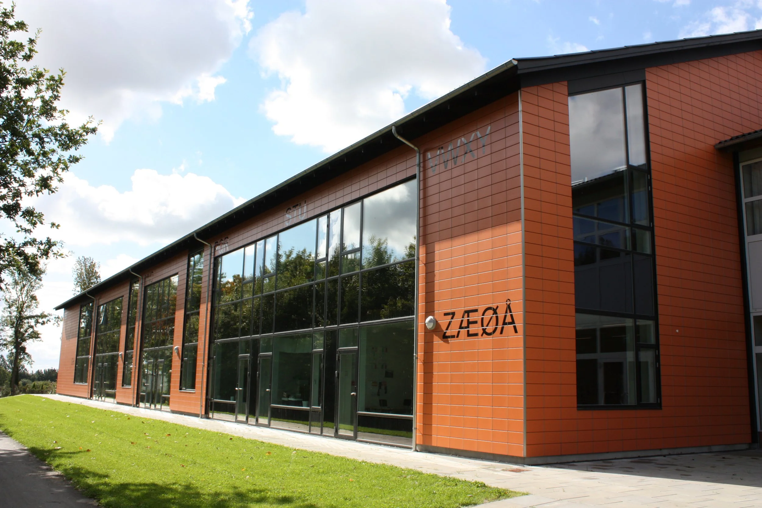  
Østre Skole - Indskoling og SFO
  
Tilbygning til Østre Skole med ny indskoling og SFO. A2 har ligeledes udarbejdet helhedsplan for skolen.
  
Bygherre: Ikast Kommune.