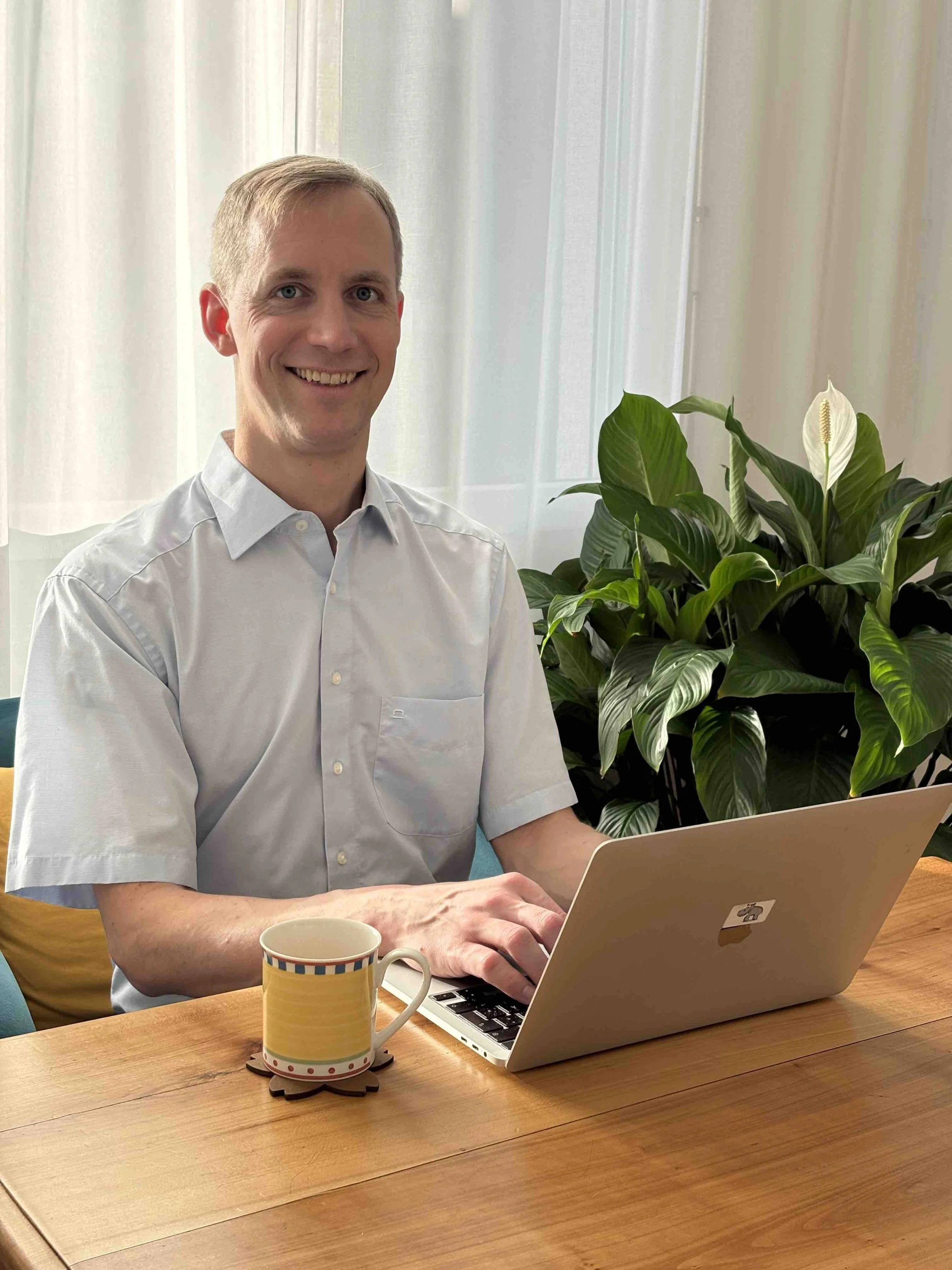 Alexander van der Berg on his computer