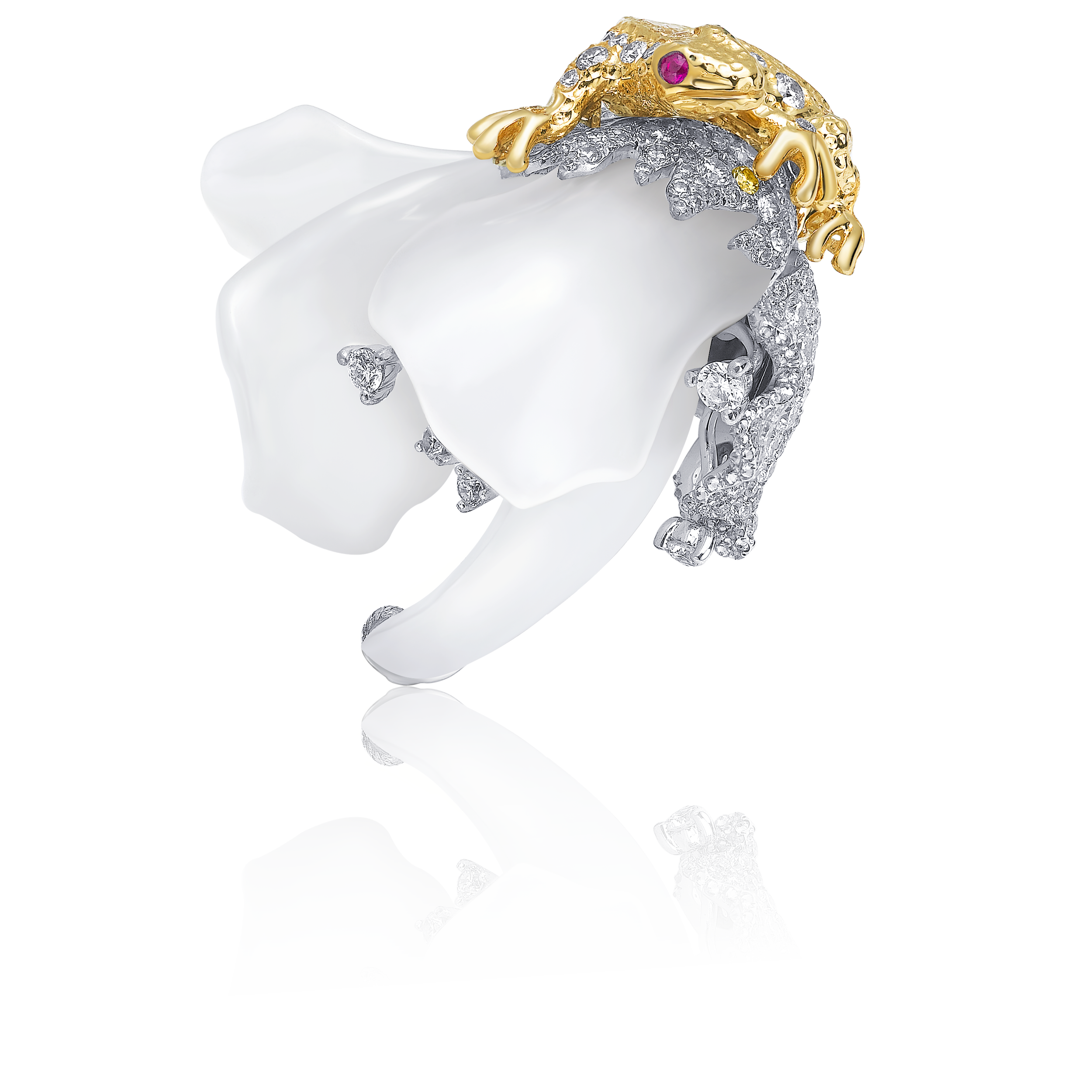 一枚金钻青蛙造型戒指，青蛙眼睛镶嵌红色宝石，趴在一朵由和田玉雕刻制成的花朵上。