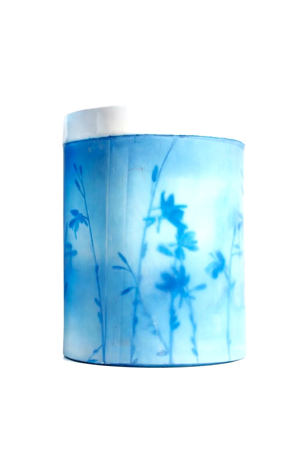 Un rouleau de papier toilette avec un motif floral bleu.