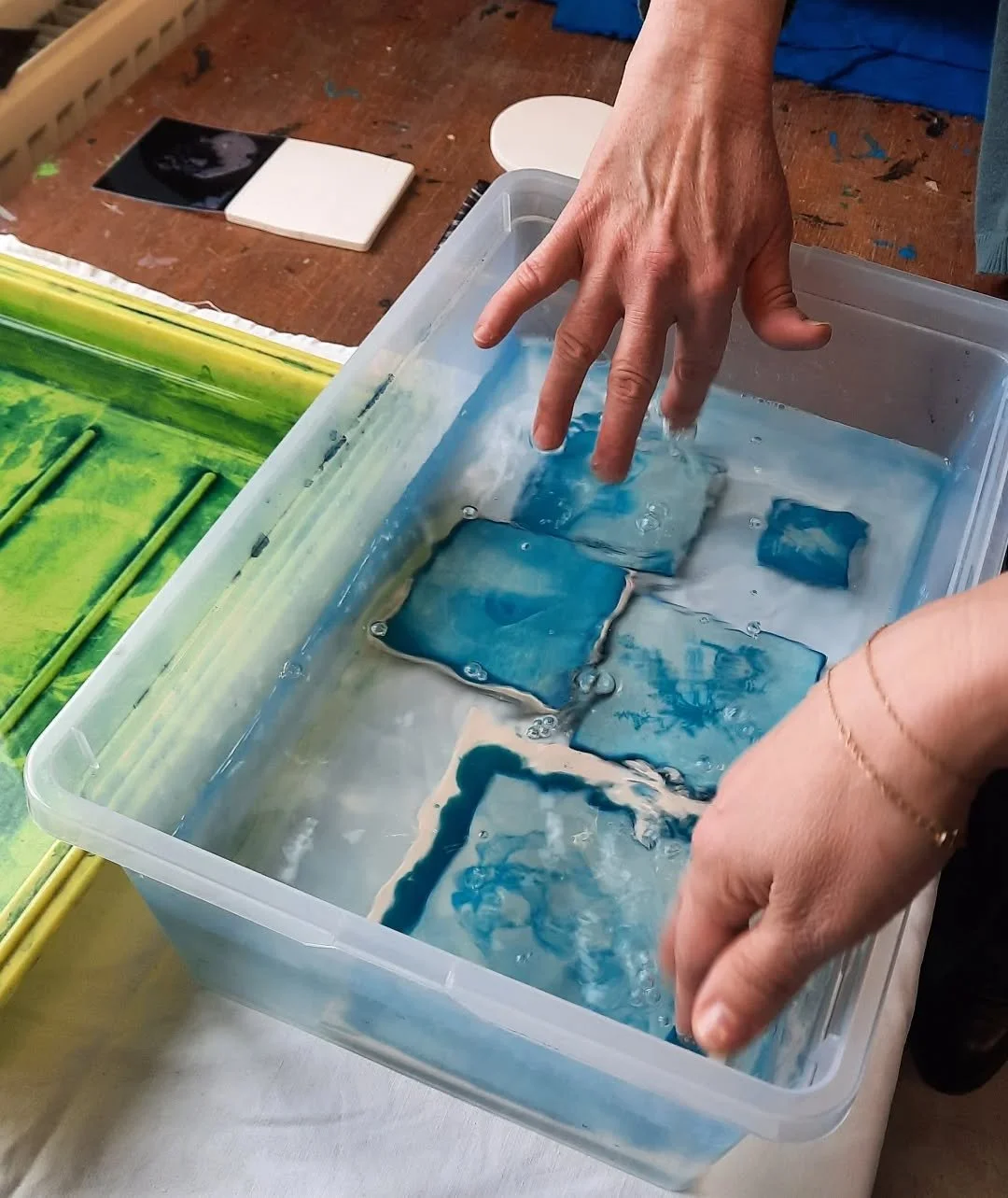 Cyanotype sur porcelaine – processus de création – Adriana Tibuleac