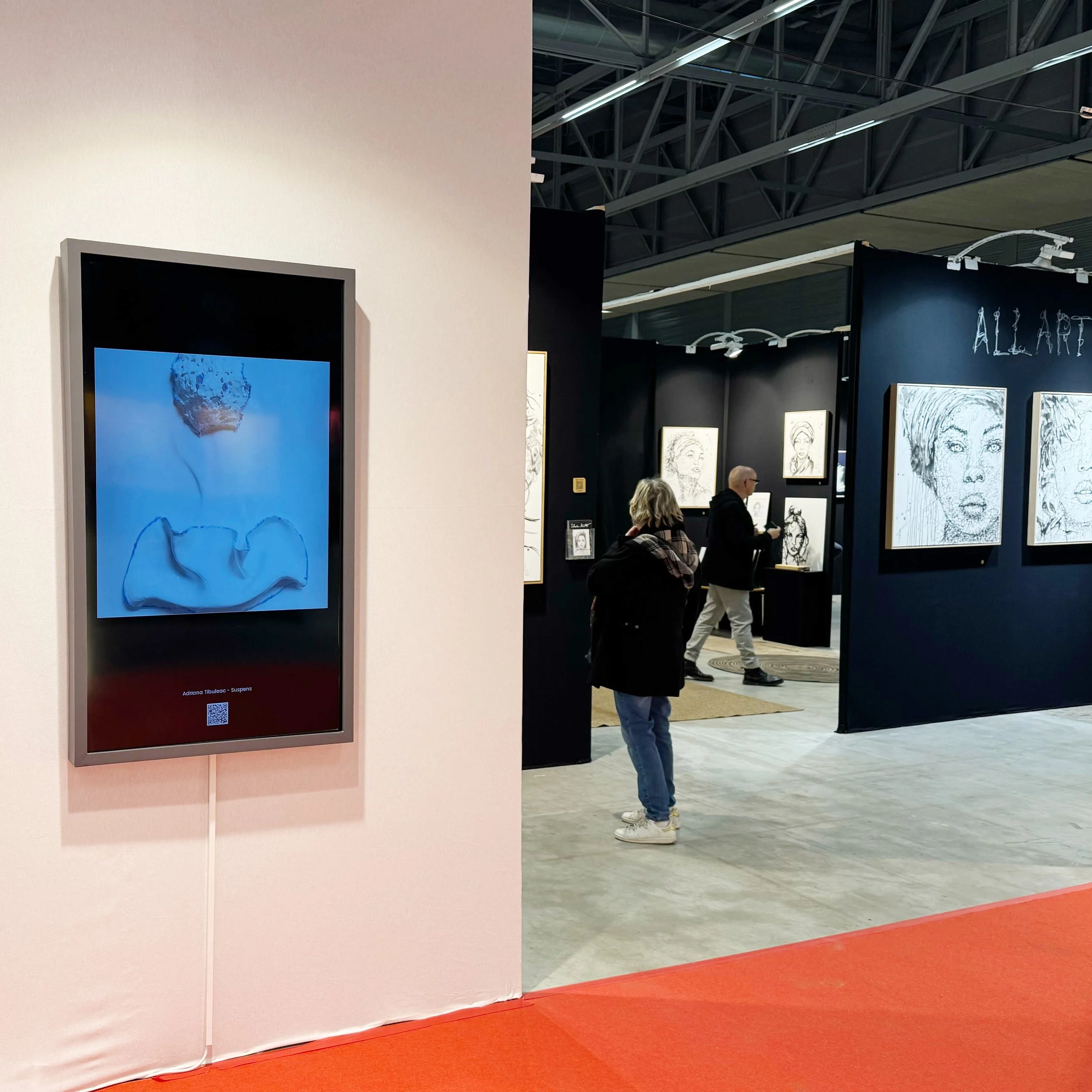 Exposition collective à Strasbourg présentant une œuvre en format numérique d’Adriana Tibuleac dans un espace d’art contemporain