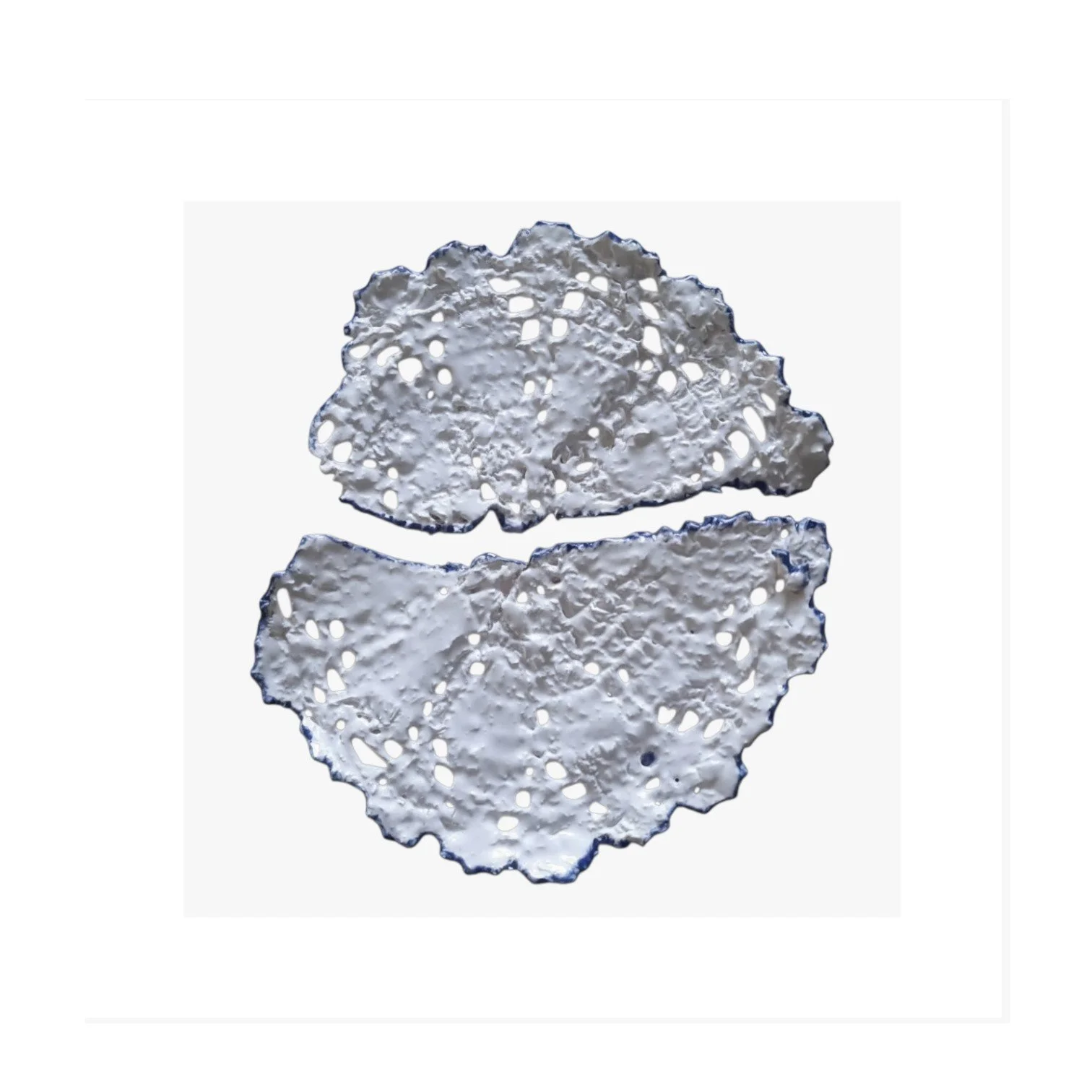 Dessous de verre en forme de demi-lune en verre texturé, vu en gros plan.