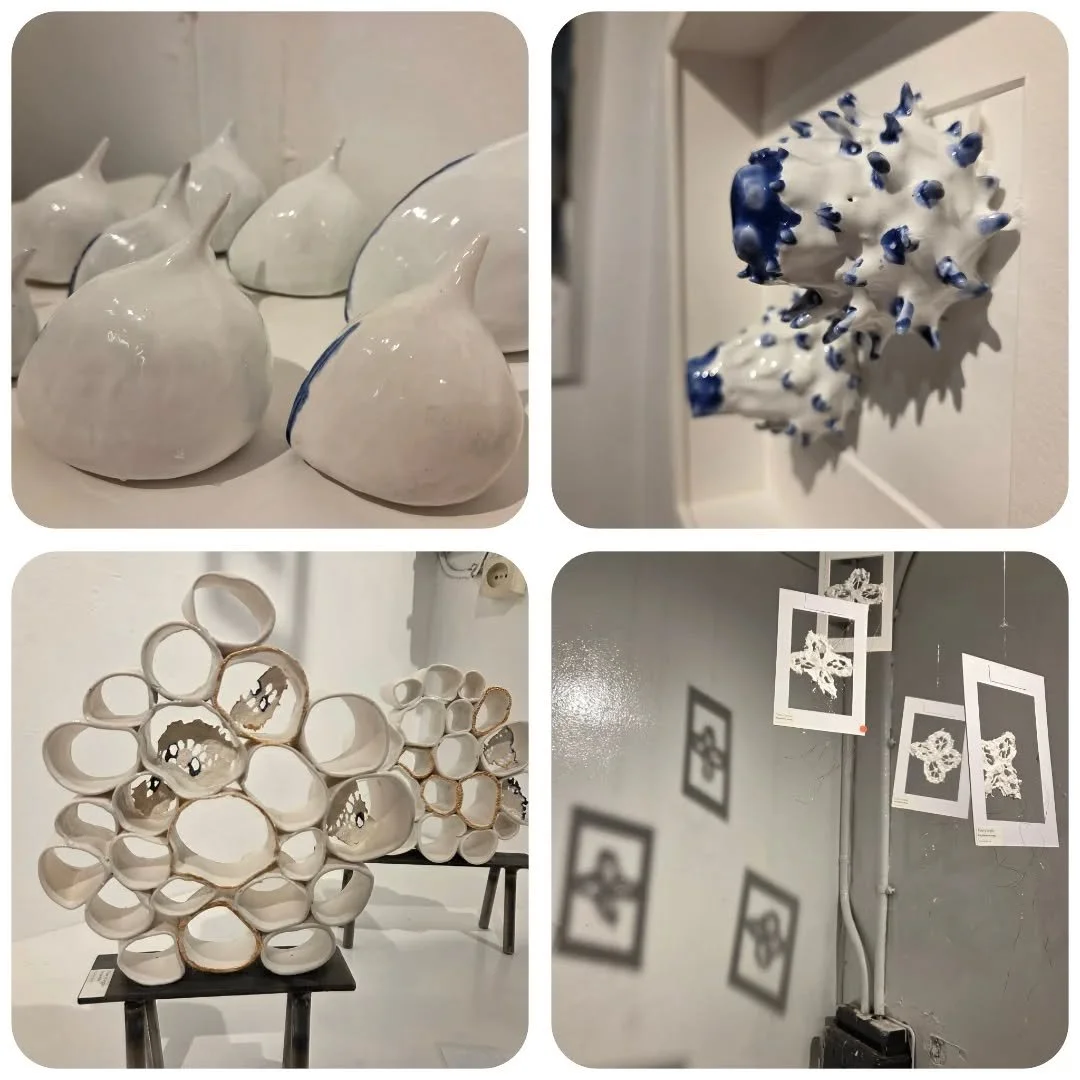 Quatre images d'œuvres d'art en céramique et en papier. La première montre plusieurs objets en céramique blancs en forme de goutte d'eau. La deuxième présente une sculpture en céramique en forme de tête avec des pointes bleues. La troisième affiche une structure complexe en céramique blanche avec des formes circulaires. La quatrième montre des cadres suspendus contenant des œuvres en papier, avec d'autres œuvres en papier accrochées au mur.