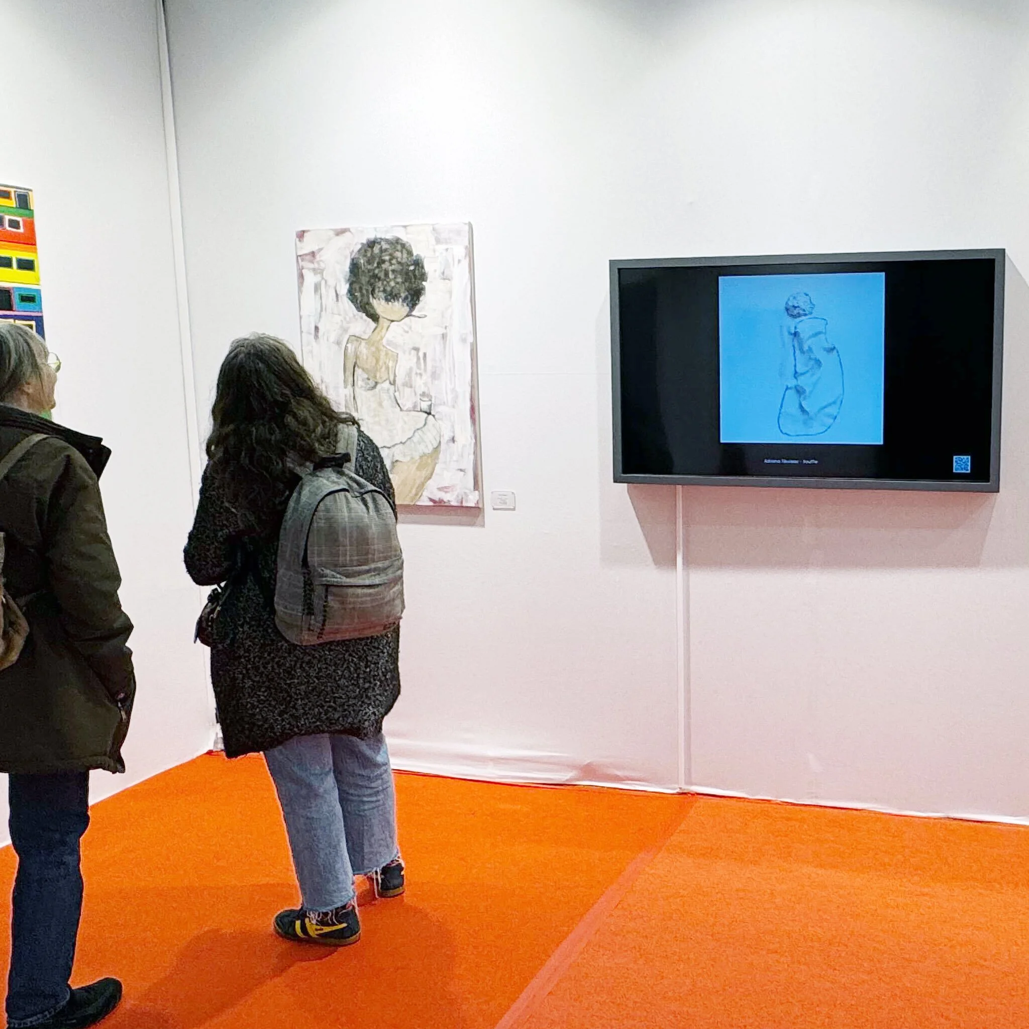 Installation numérique d’une œuvre d’Adriana Tibuleac présentée lors d’une exposition à Strasbourg en mars 2026 avec visiteurs