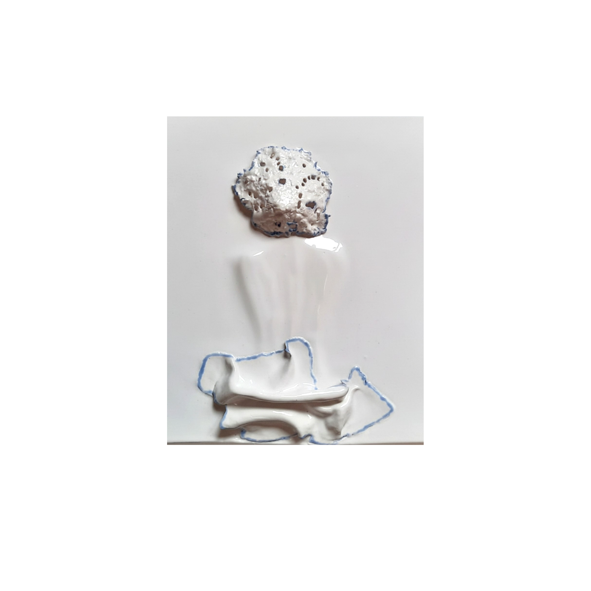 Illustration d'une cigarette en train de produire de la fumée, avec un filtre blanc et une partie bleue. La fumée est représentée par un morceau de tissu ou de papier déchiqueté dans un style artistique.