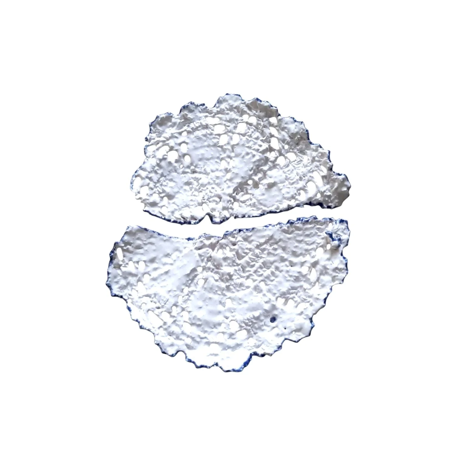 Deux morceaux de glace ou de glace pilée disposés en cercle sur un fond blanc.