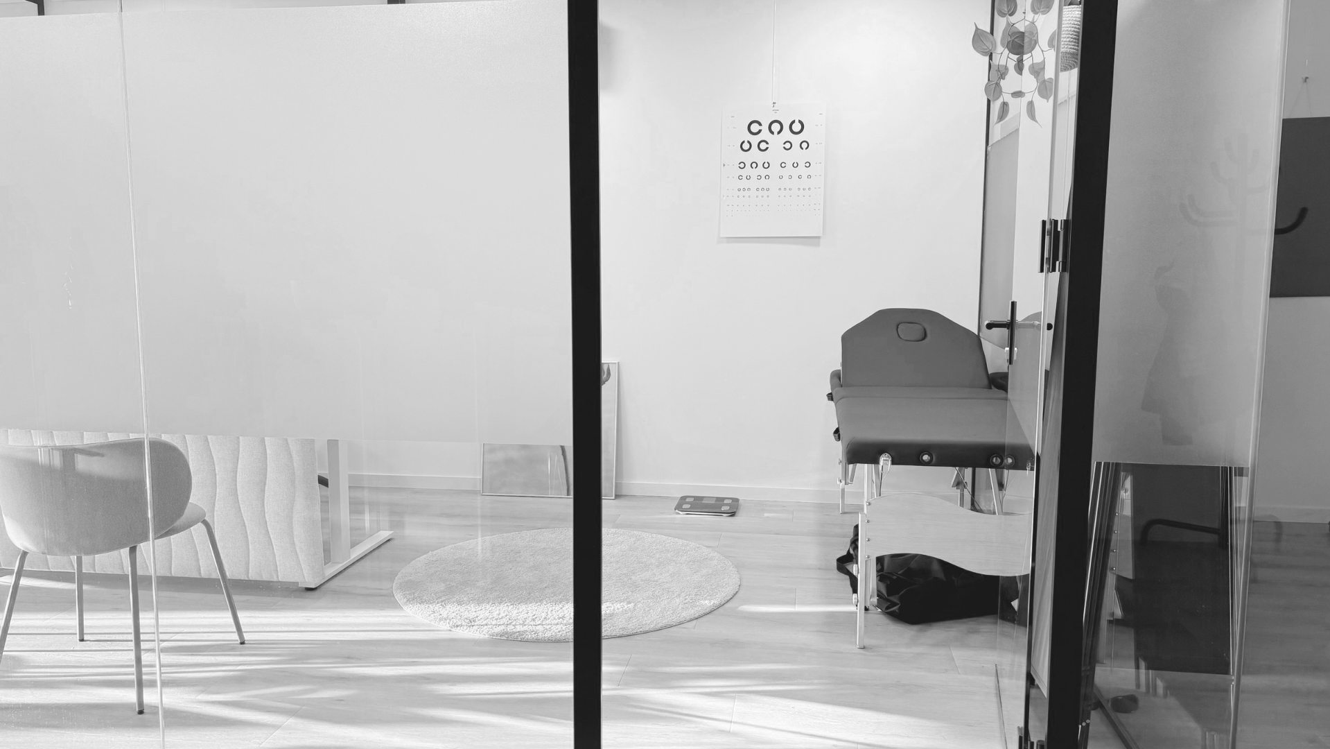 medische spreekkamer met onderzoeksbank