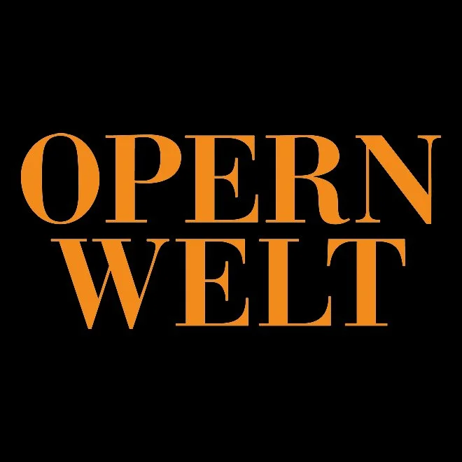 Der Schriftzug 'OPERNWELT' in großen orange Buchstaben auf schwarzem Hintergrund.