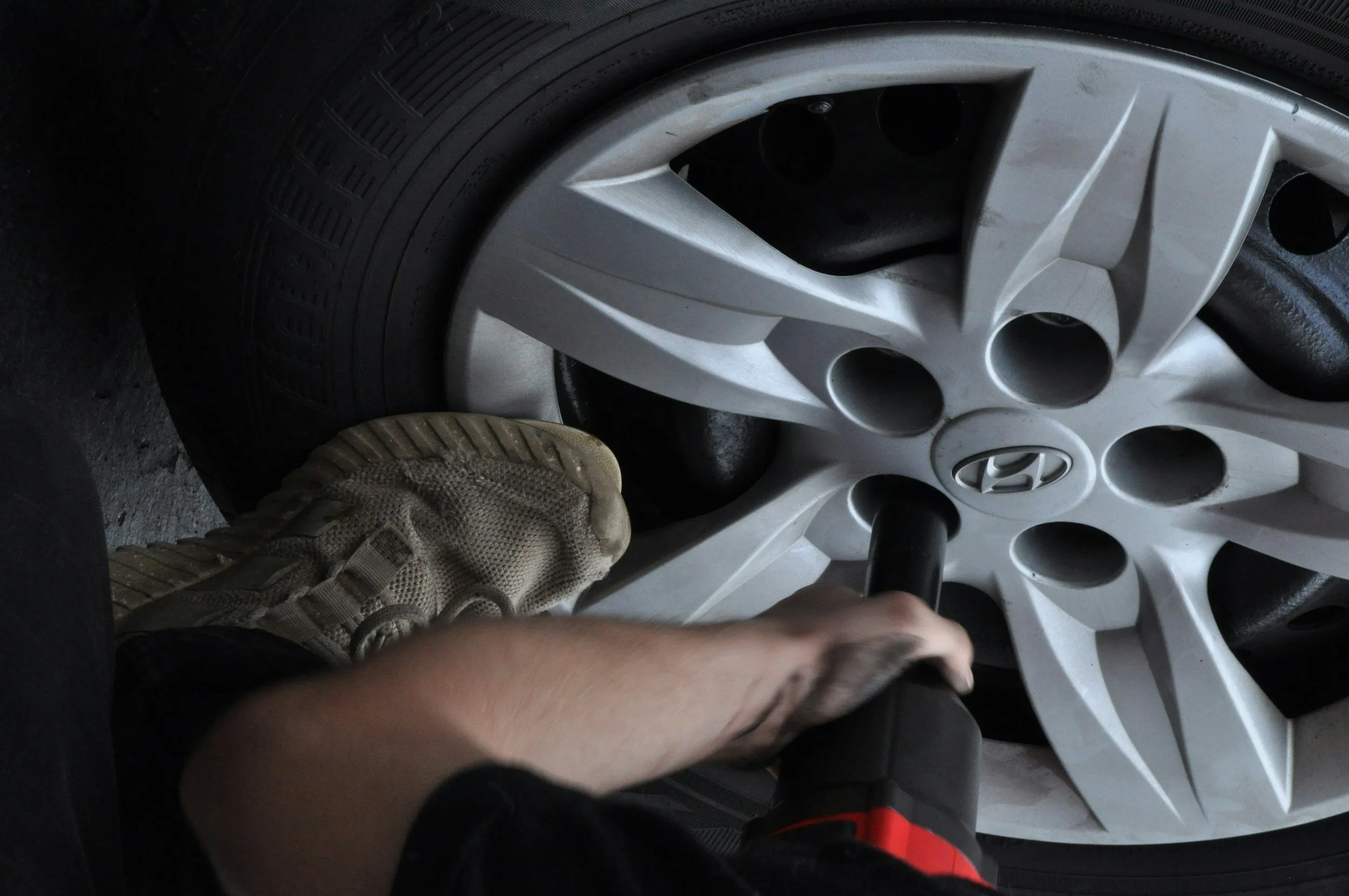 Technicien montant un pneu au garage Point S de Villeurbanne
