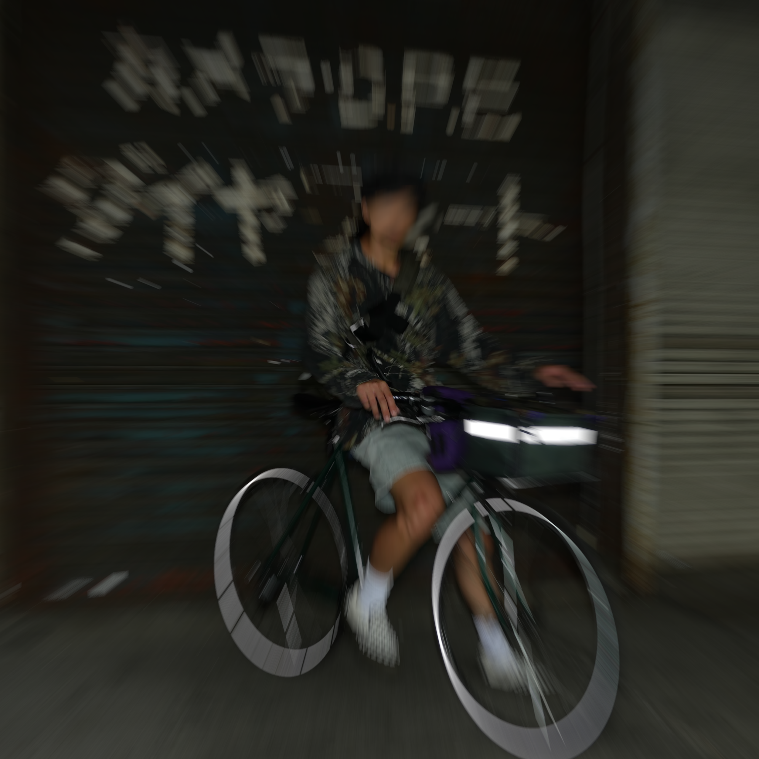 自転車に乗る男性の写真。背景には文字やシートシャッターがあり、全体的に動きのあるぼかし効果がある。