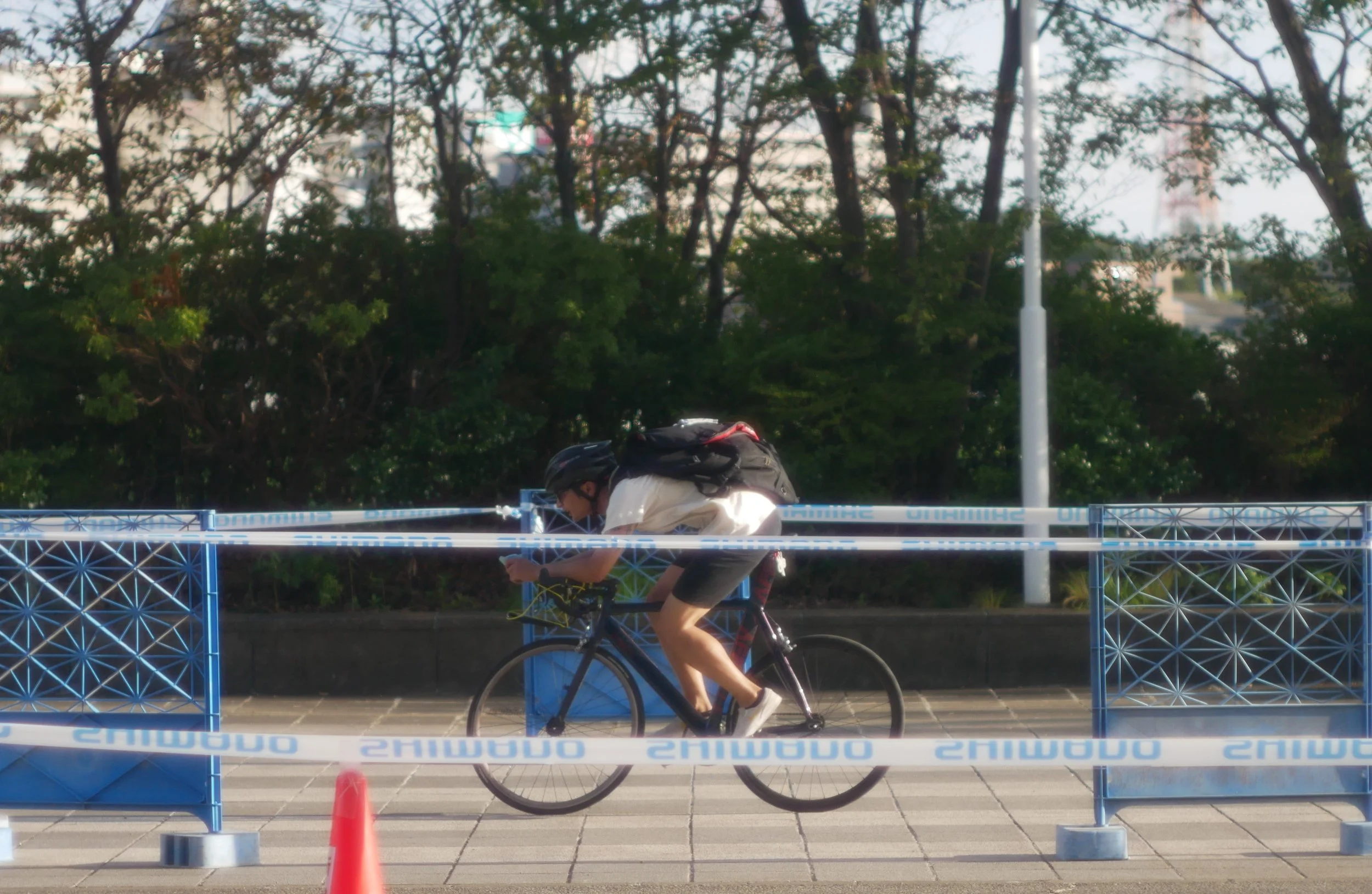 ヘルメットをかぶった男性が自転車に乗っている。