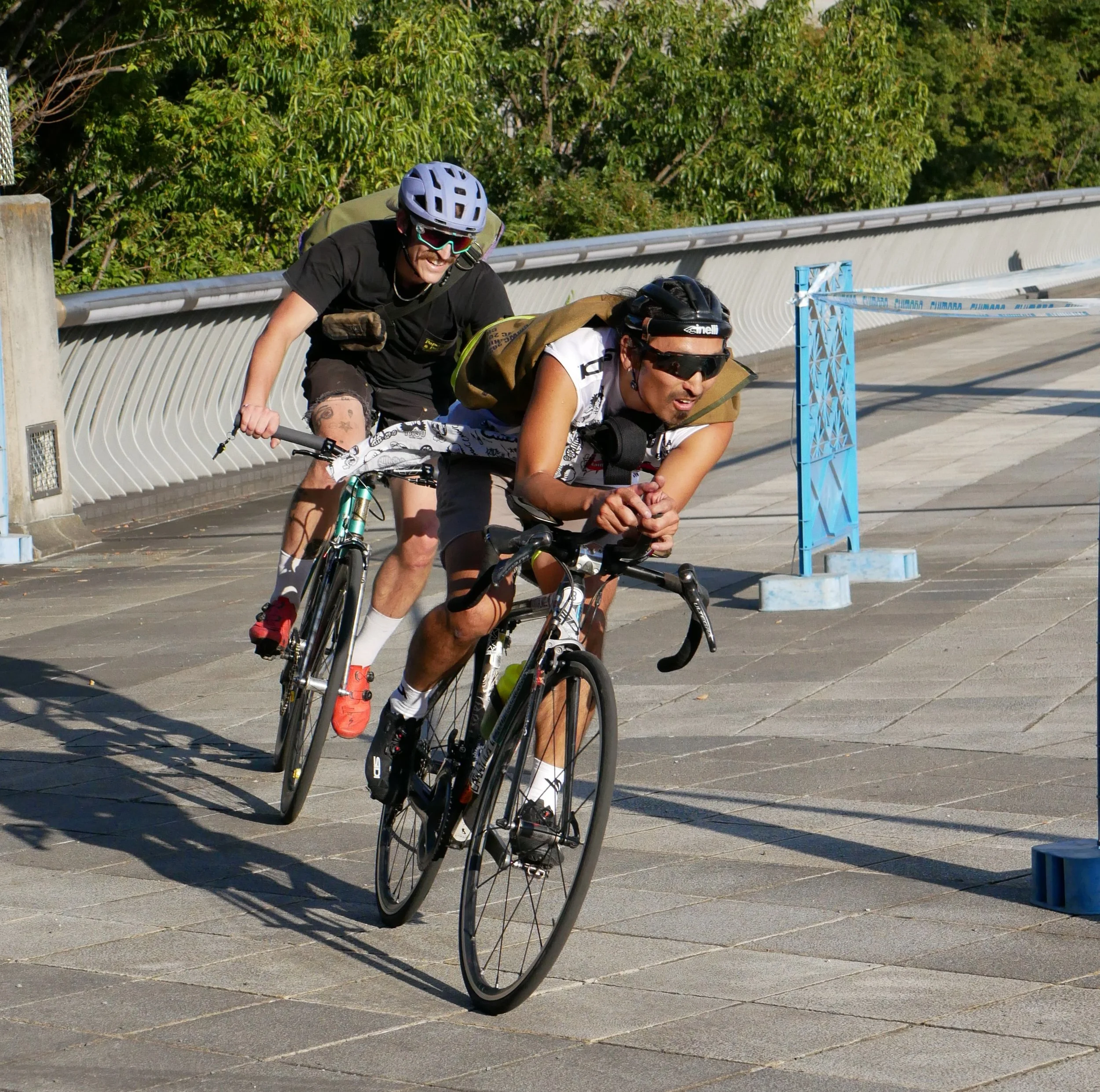 二人のサイクリストがレースをしています。