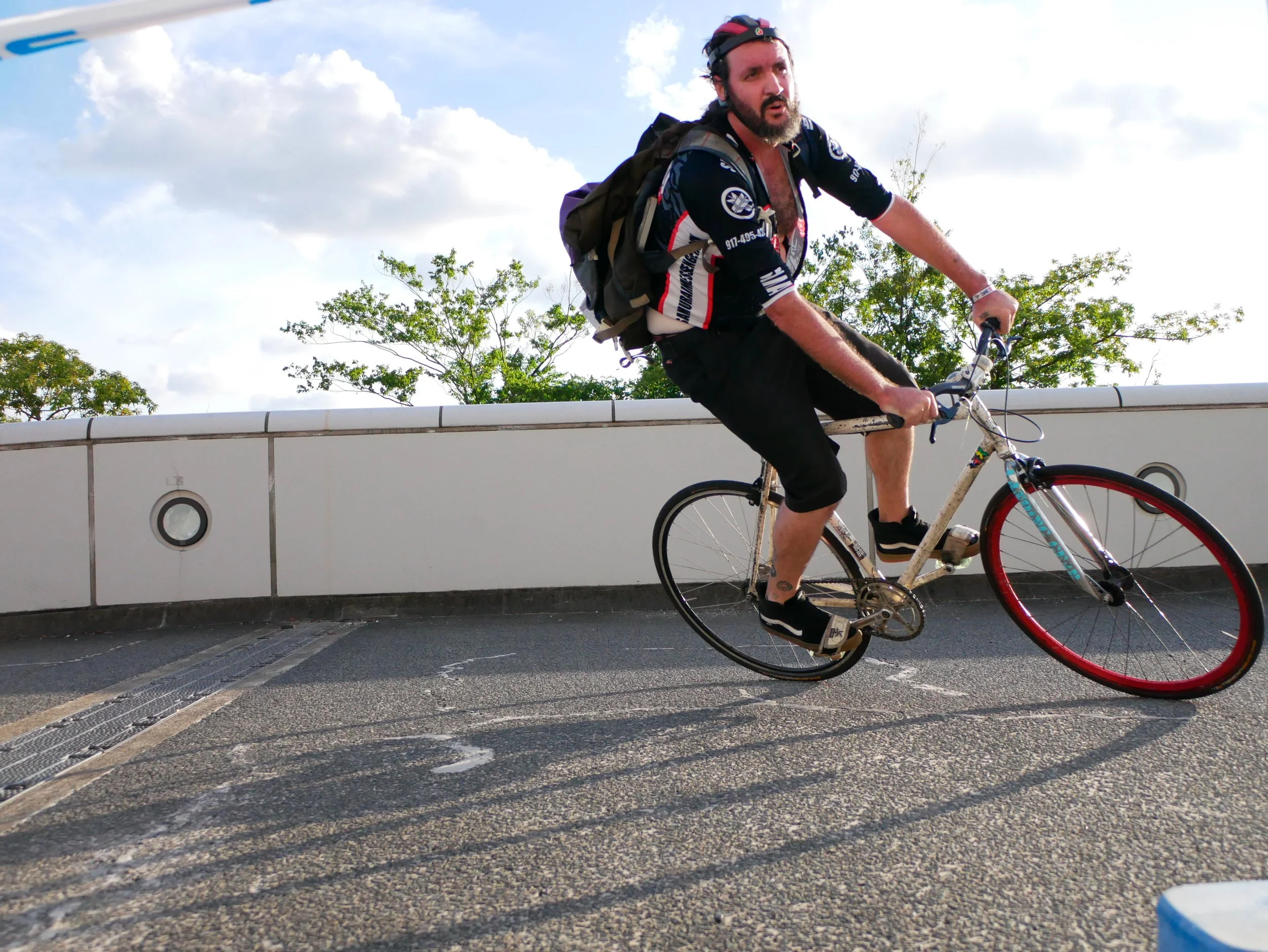 自転車に乗る男性」}