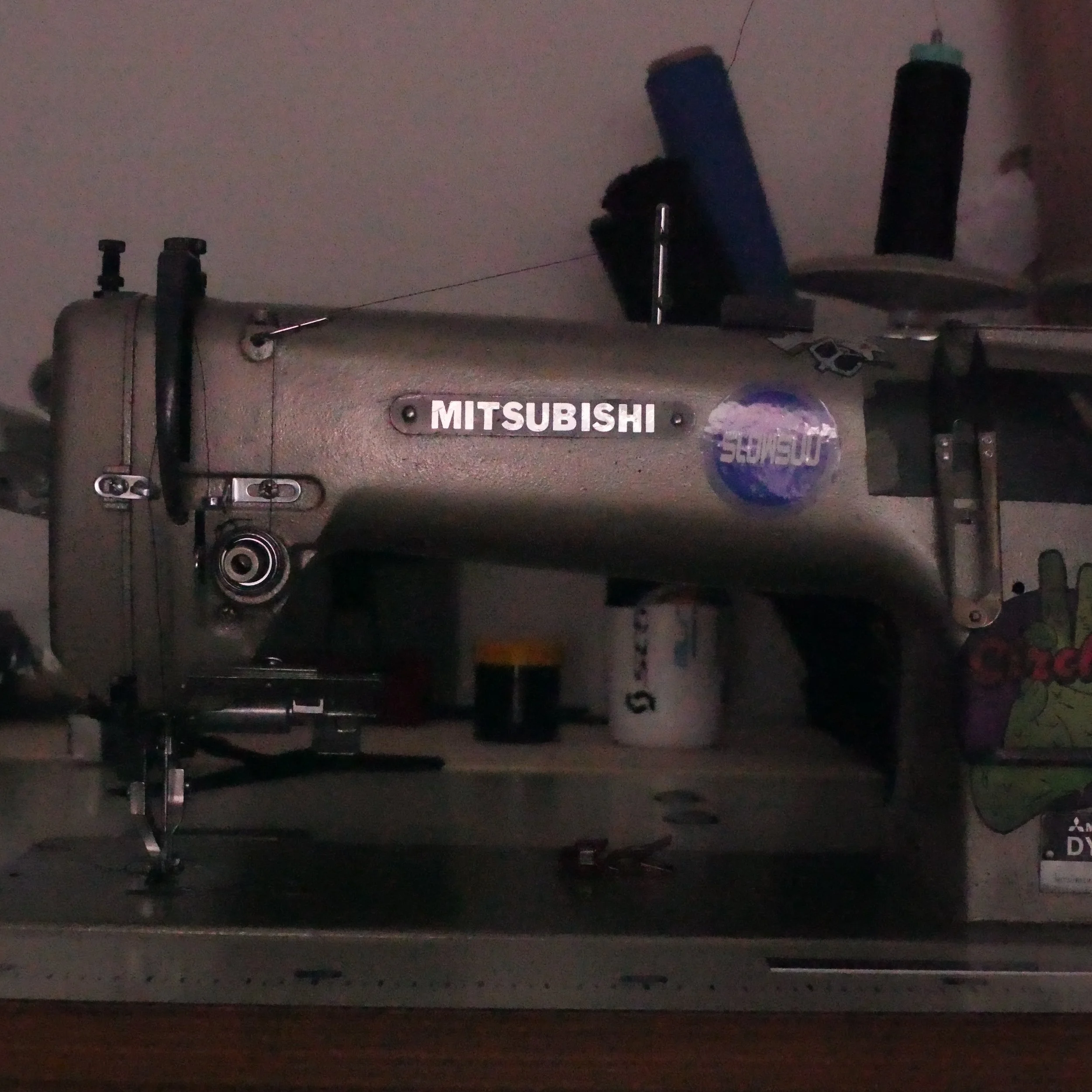 三菱の縫い機械のクローズアップ画像