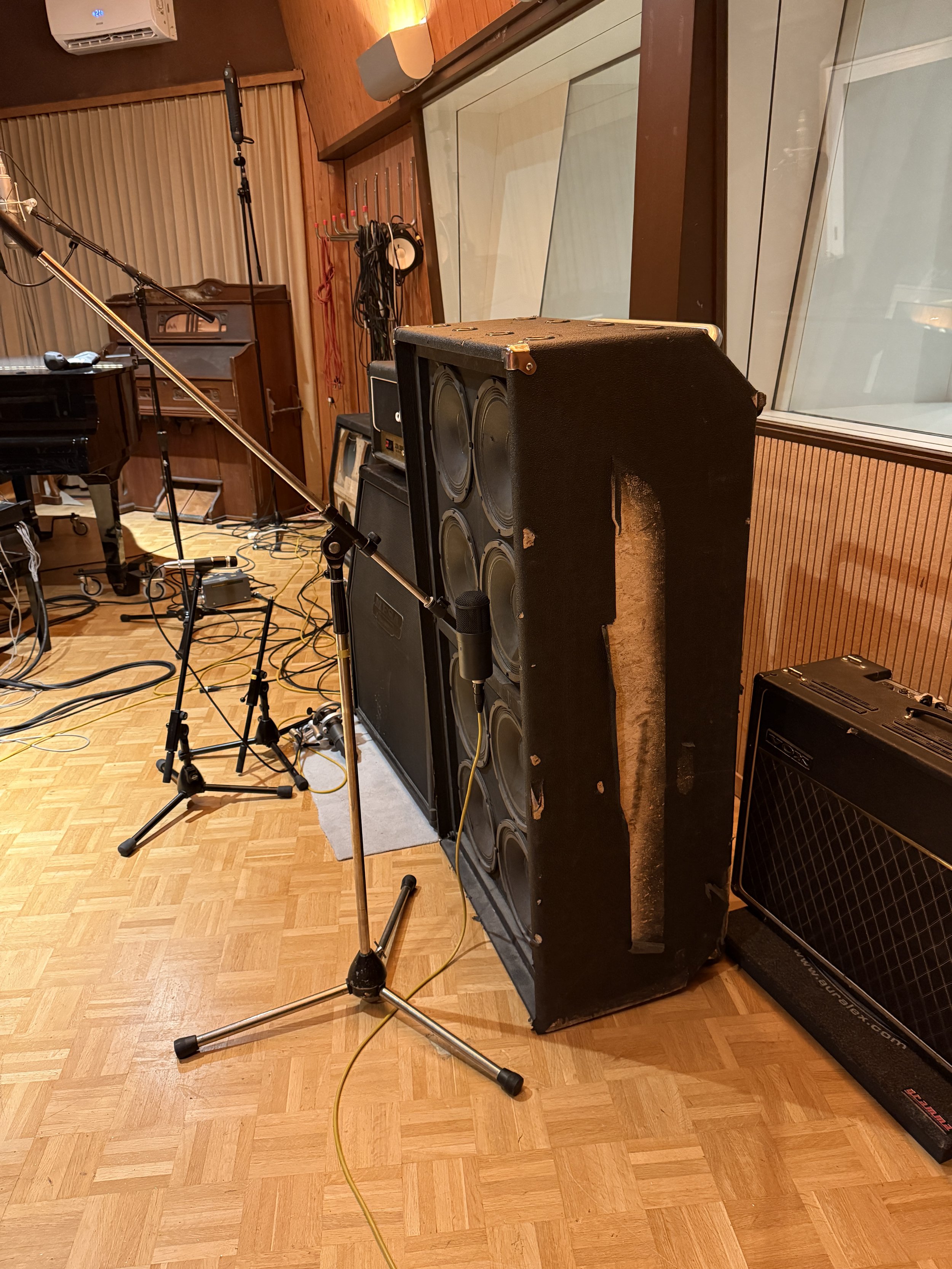 Bassaufnahme mit Neumann Mikrofon