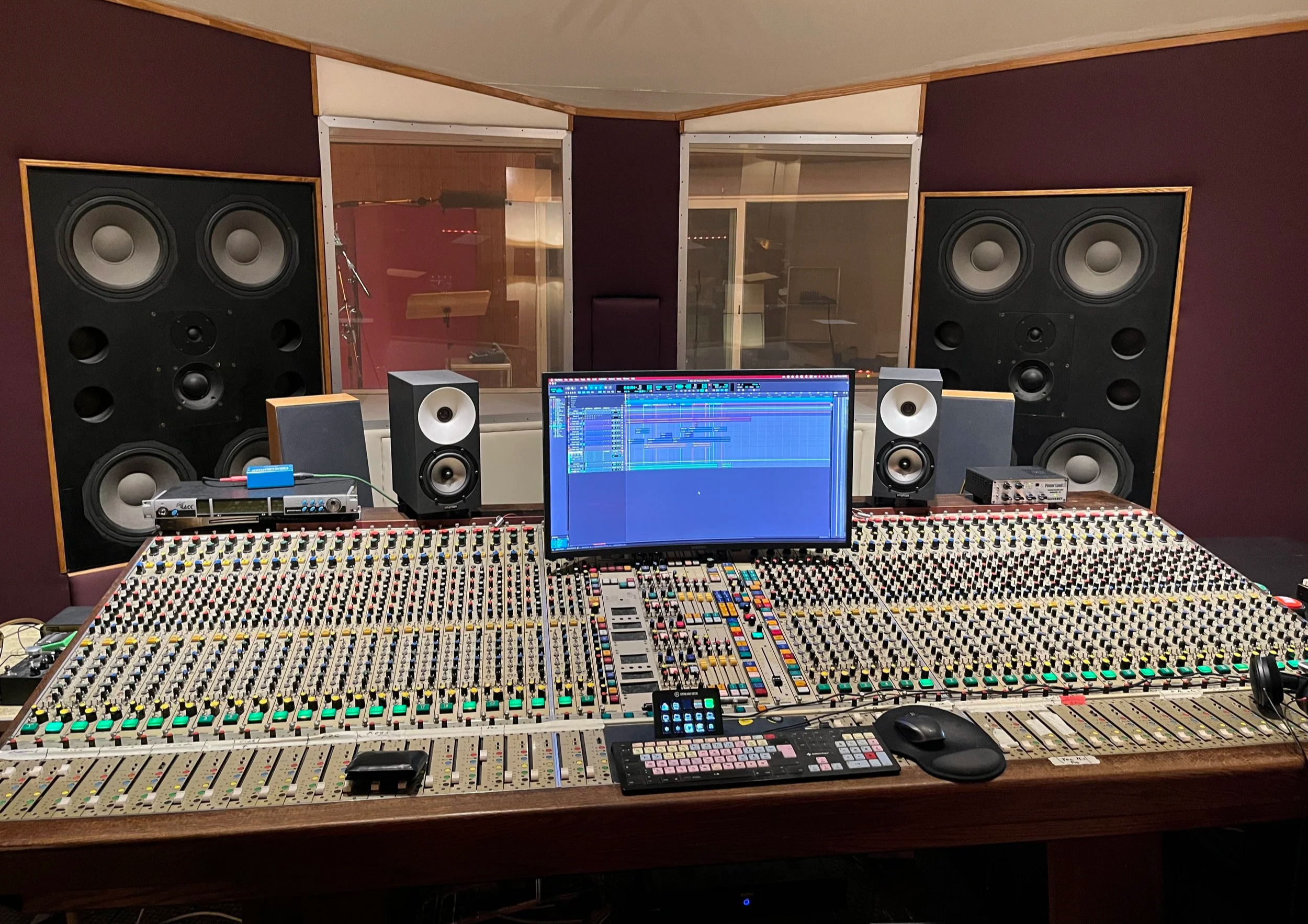 Studio A mit Mixingconsole und top analog Gear