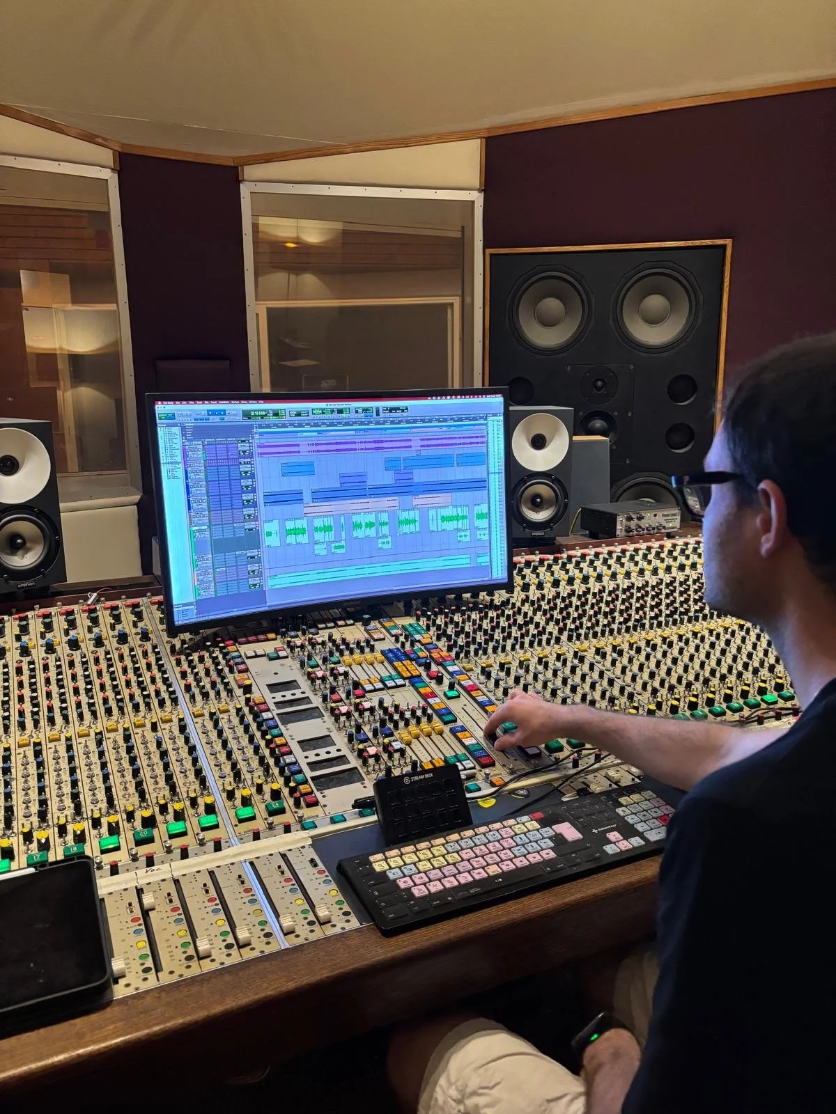 Aufnahme und Produktion im Studio A. Beste Technik verfügbar mit grossem analogen Mischpult und Speakern