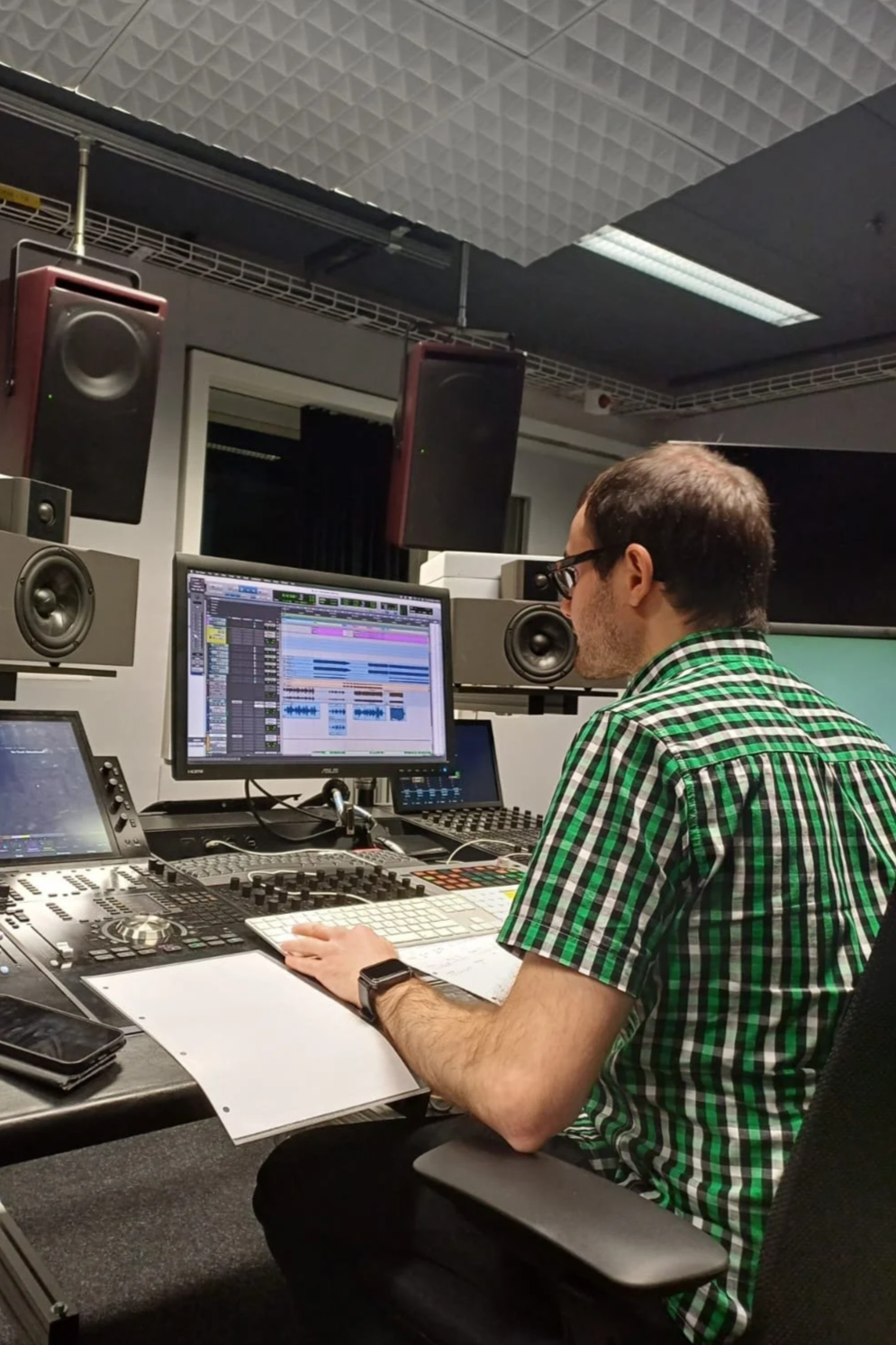 Pascal in Regie A der ZHdK am Produzieren (Producing) Pro Tools läuft im Hintergrund und man sieht ein Paar PSI Audio A25-M red
