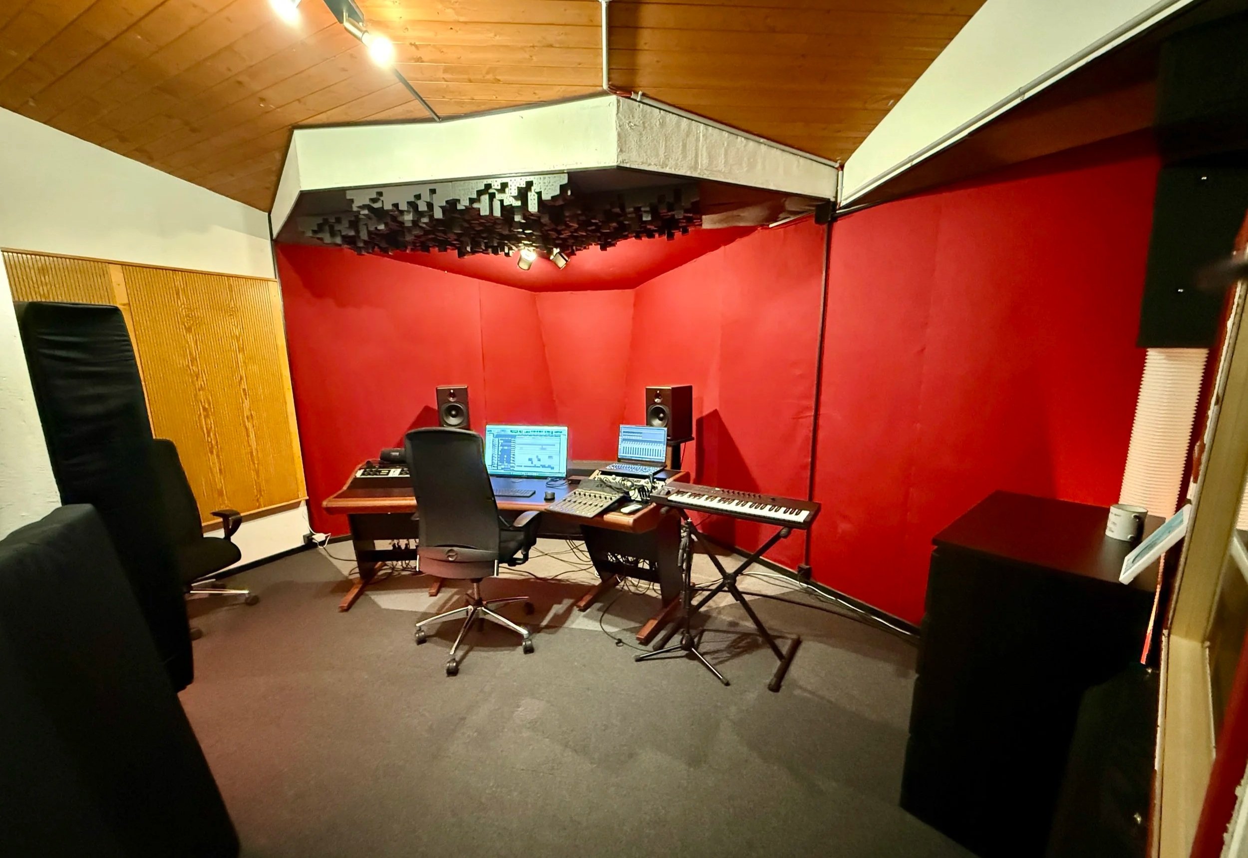 Studio C, optimal für Musicproduction. PSI Lautsprecher mit glasklarem Sound