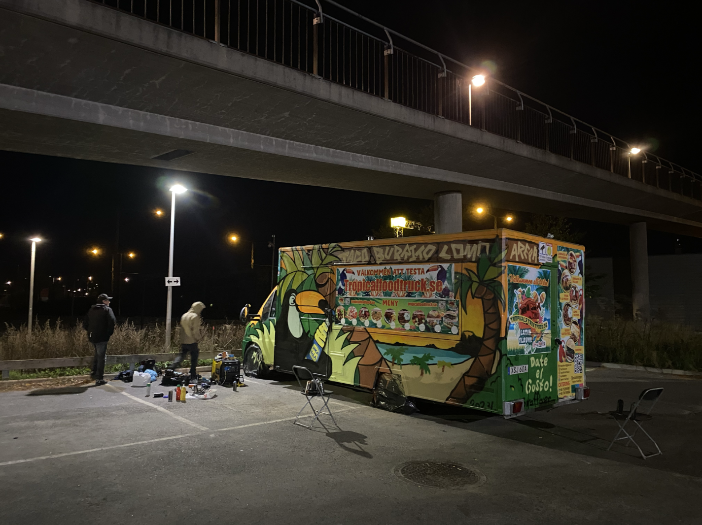 Butiful, colorful, tropical and jungle themed food truck graffiti painted by Graffixer.