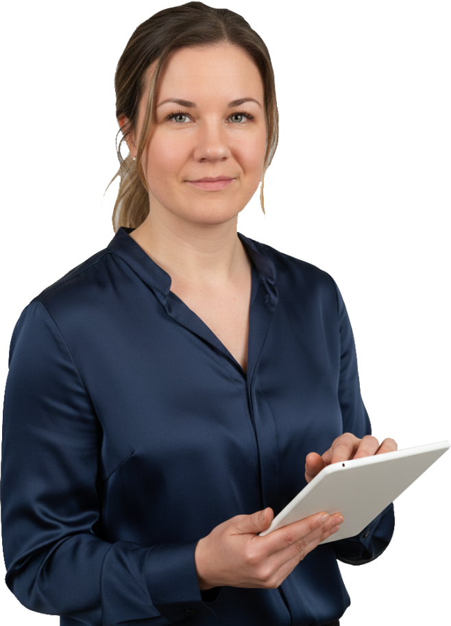 Kira Beraterin mit Tablet – Prozessoptimierung und Controlling für Bau- und Handwerksunternehmen