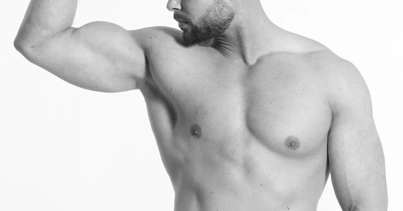 Vandaag deel 3 van de serie Meet Our Men

Meet... EVE-man Tony

Onze Tony is een sterke jongen met een klein hart. Hij is open, sportief en mannelijk. 

Zijn energie geeft je instant rust en daardoor zul je je zeker op je gemak voelen tijdens een dat
