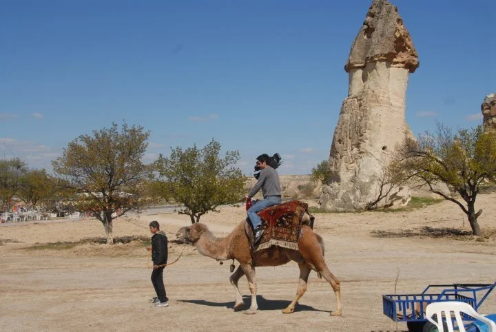 semih yolşen deve üstünde kameraman kapadokya peri bacaları