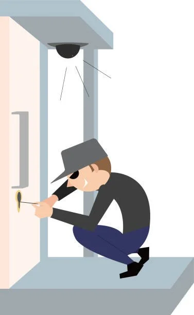 Ein Dieb versucht, eine Tür aufzubrechen, während er eine Taschenlampe benutzt.