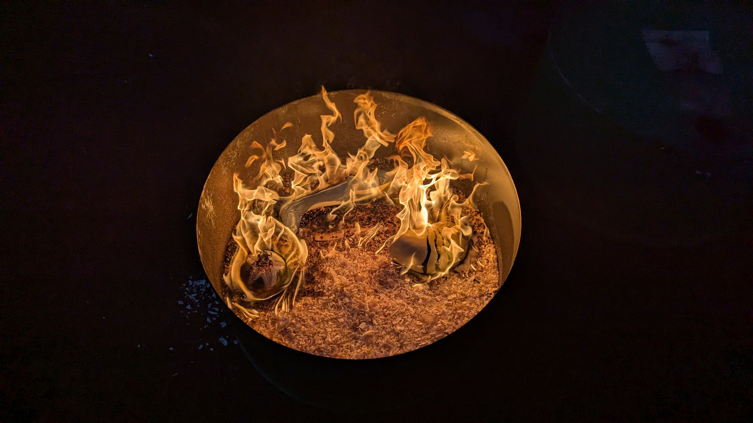 Encore chaudes, elles sont posées sur la sciure qui va s'enflammer.