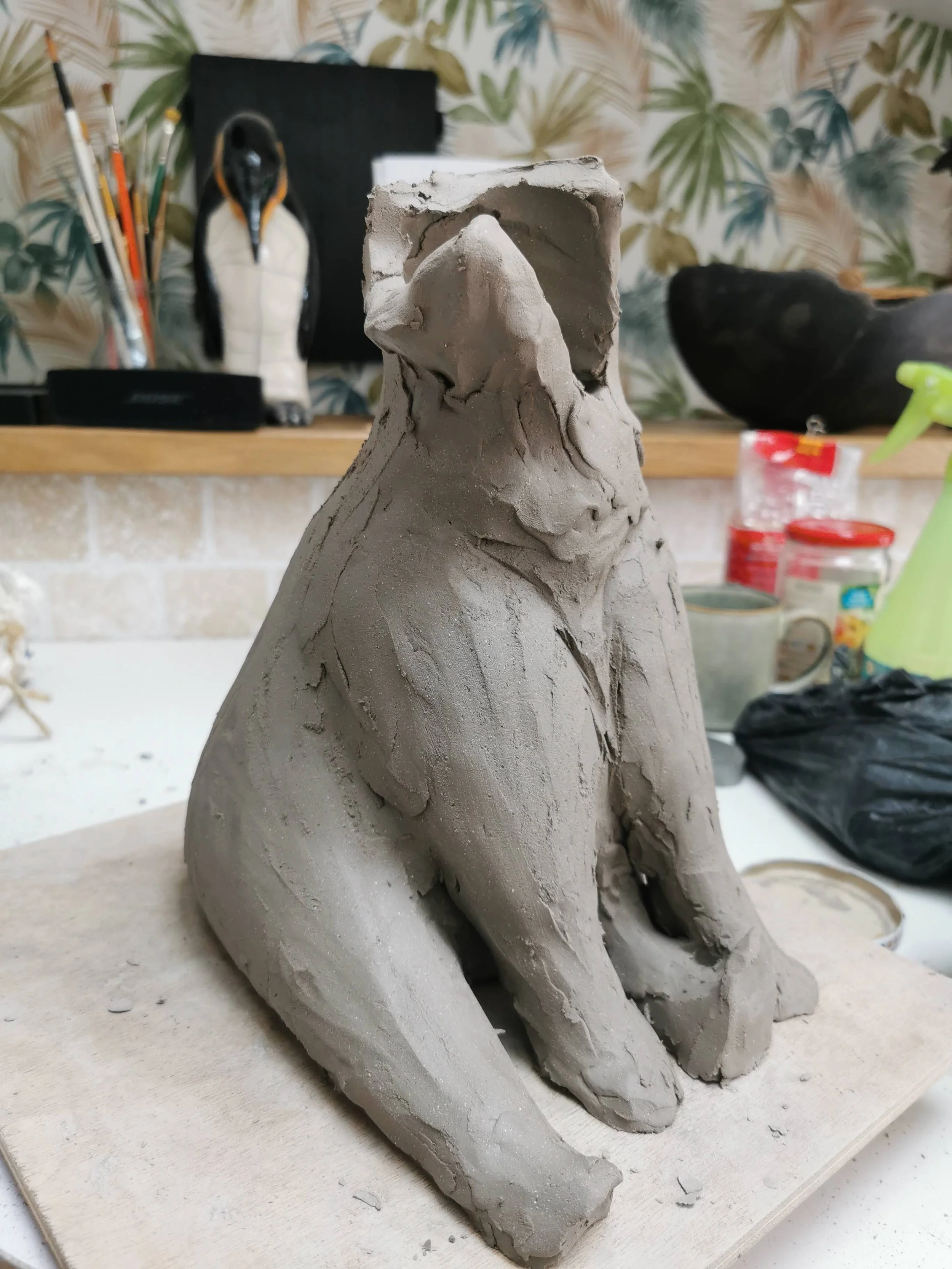 Sculpture en argile représentant un ours assis, en cours de fabrication