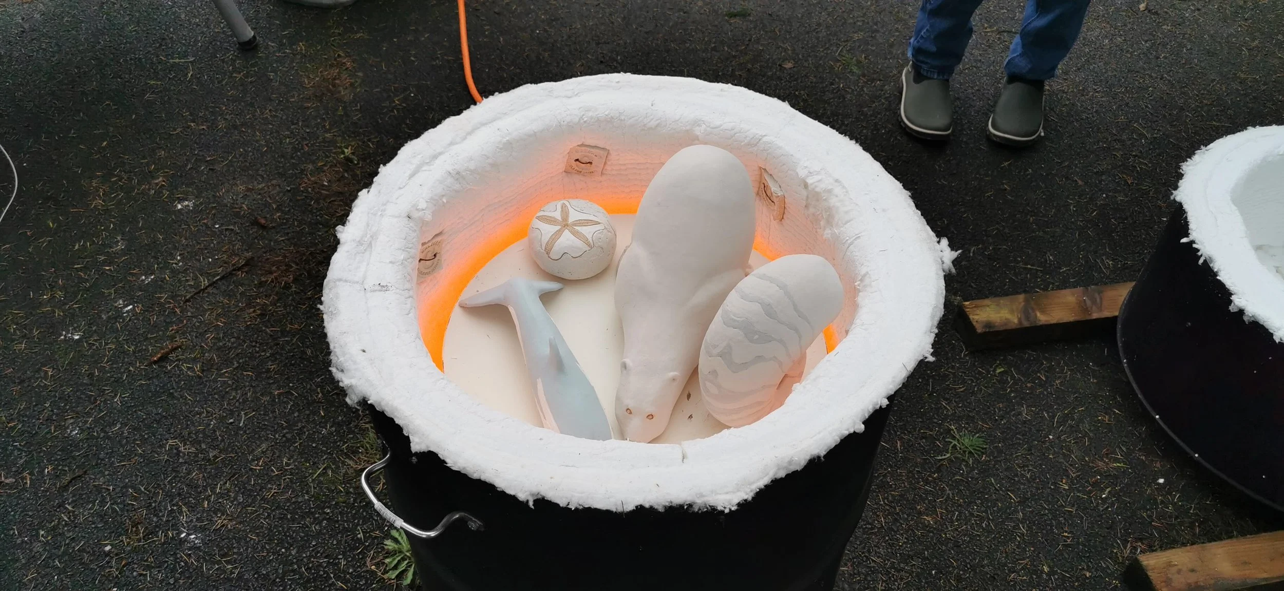 Image du four de à raku, ouverture après la cuisson.