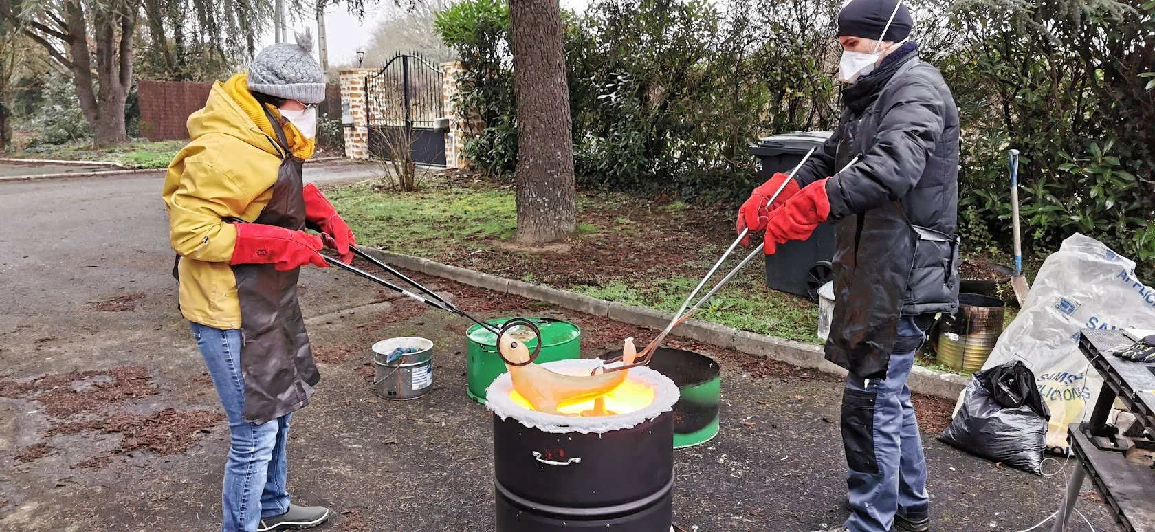 Pour certaines pièces, il faut bien être deux personnes pour les sortir du four.