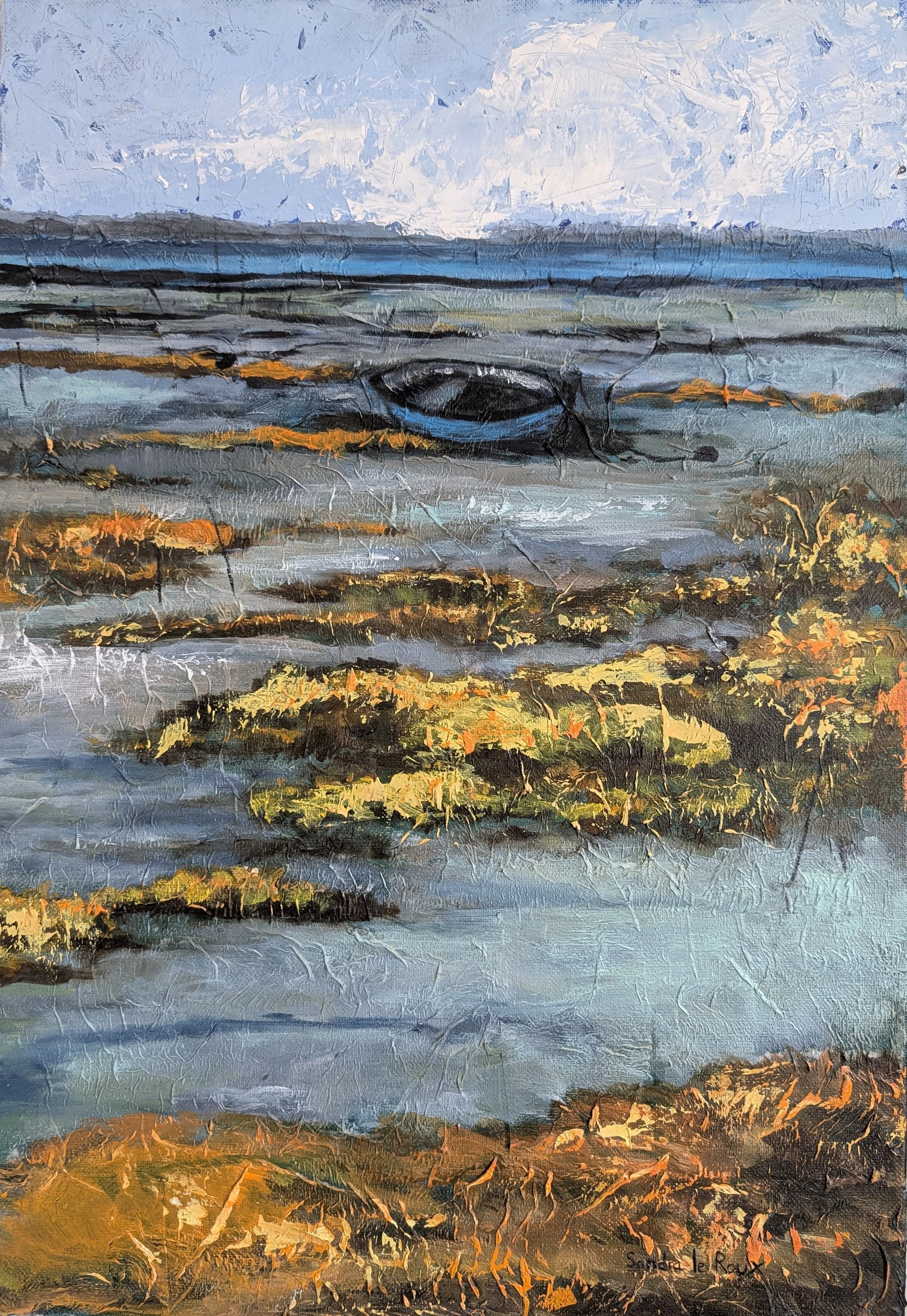 Peinture représentant une plage avec une barque noire au loin, des rochers et des vagues sous un ciel nuageux.