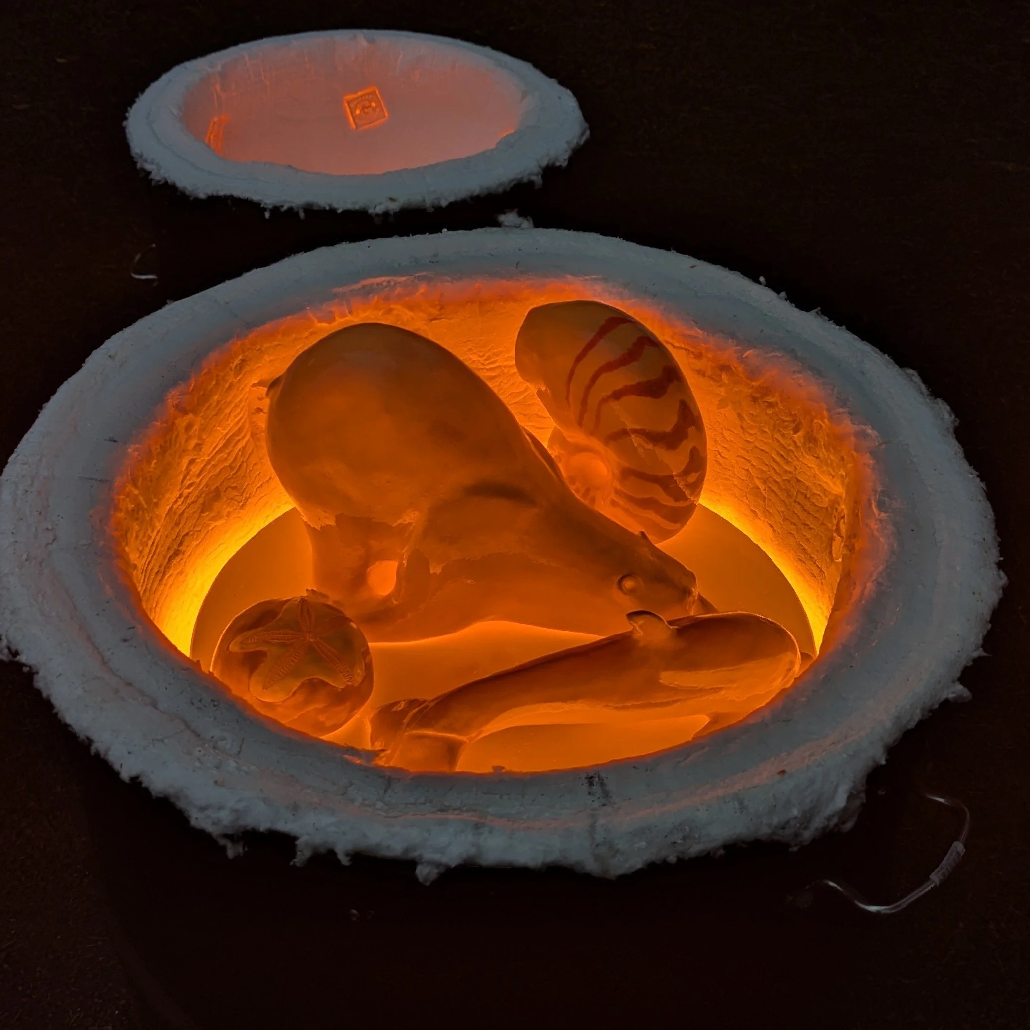 Le four peut chauffer plusieurs pièces sur un ou deux niveaux.