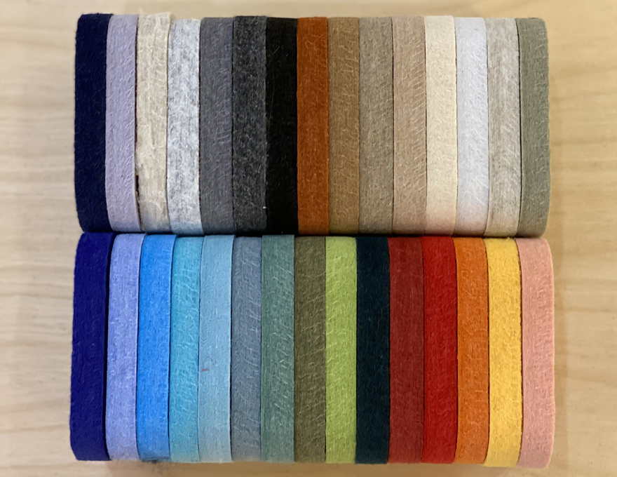 Échantillons de feutre de différentes couleurs, rangés en deux rangées.
