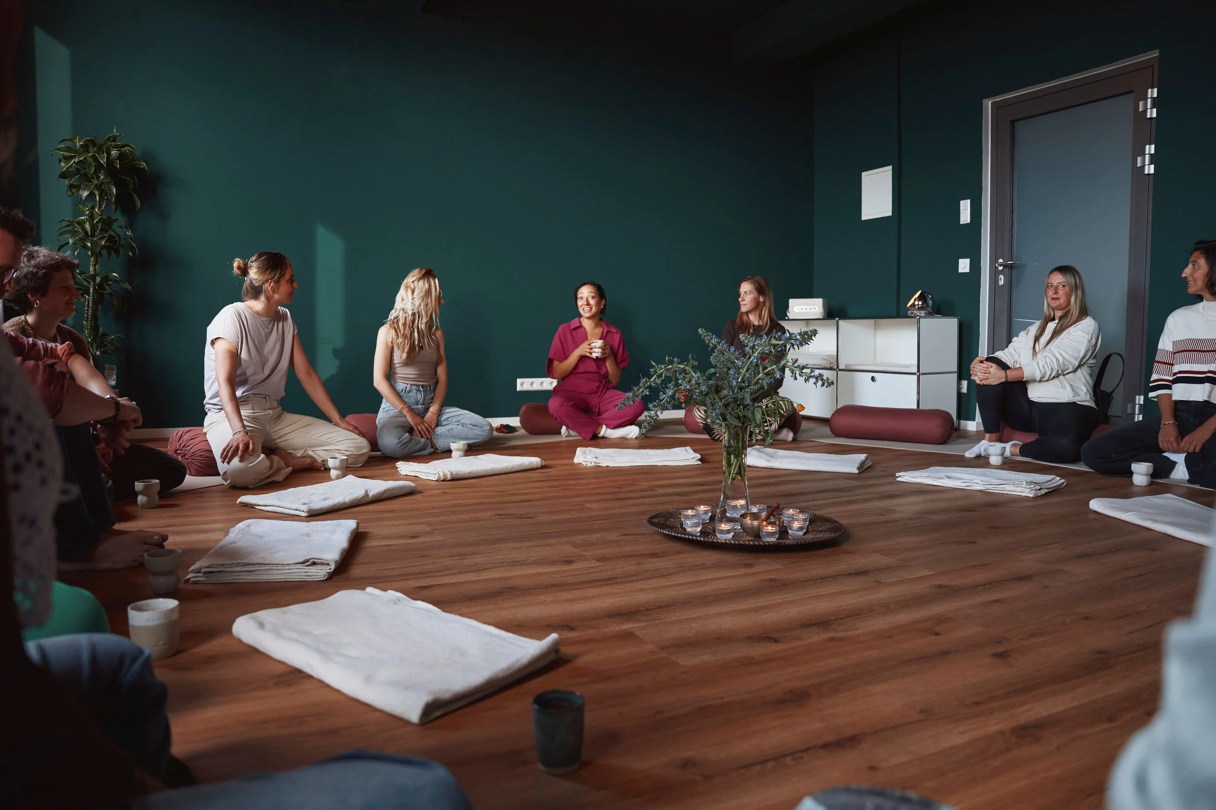 Studio-Foto mit Gruppe: „Gruppe beim Breathwork im lichtdurchfluteten brehm Studio in München-Sendling. Ein Healing Circle zur Regulation des Nervensystems