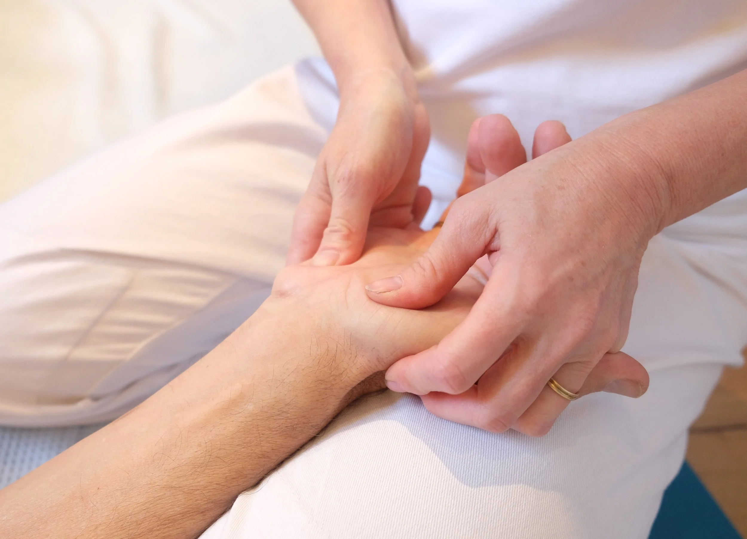 Hände, die sich berühren, in einem therapeutischen oder heilenden Kontext