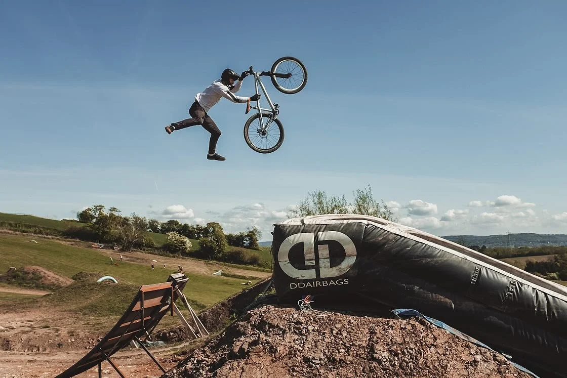 Air time @bugs_boarding 
.
.
#bugsboarding #airtime #mountainbike #mountainbikeuk #mbr #bmx