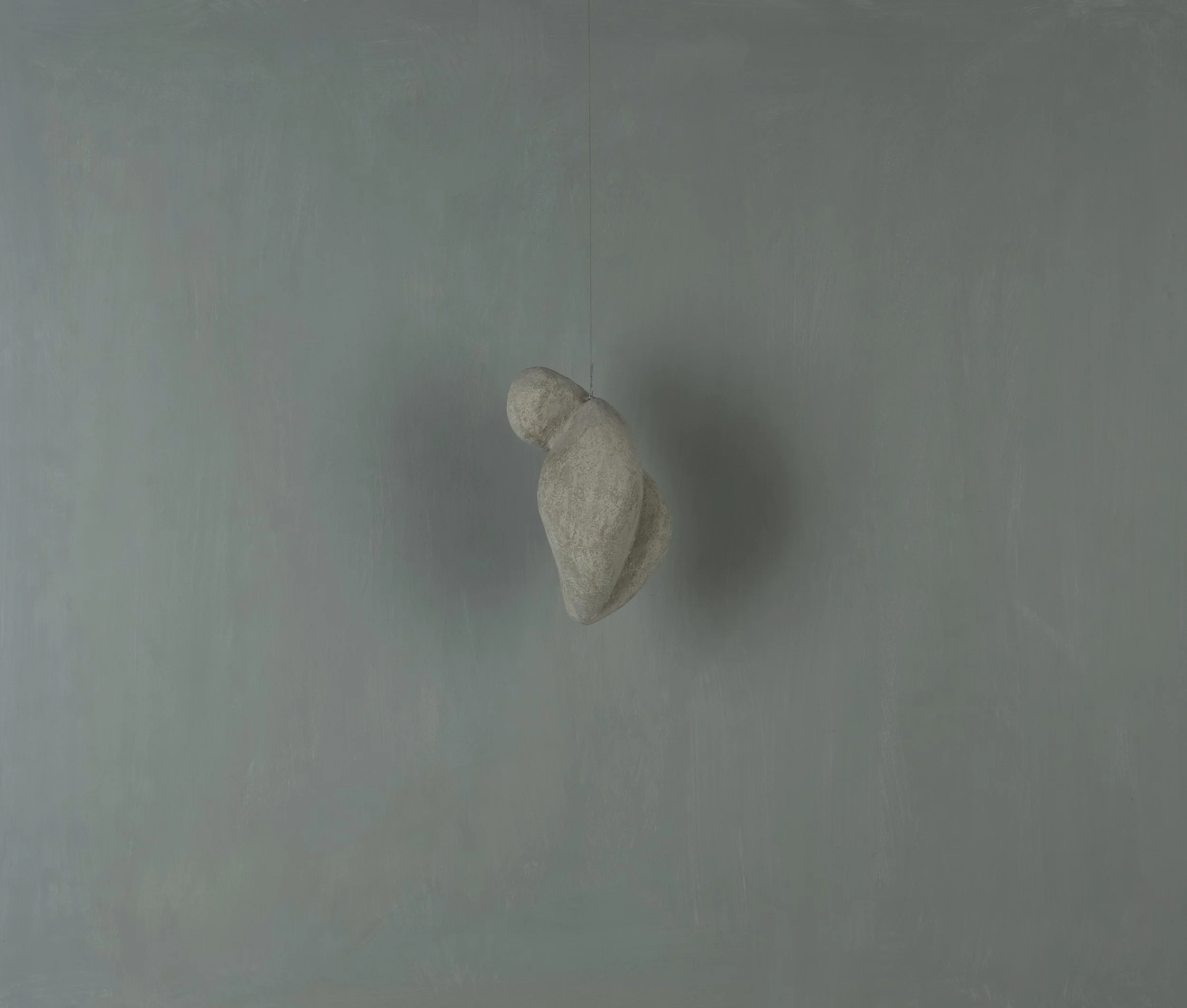 Un masso di pietra appeso a una linea, sospeso nell'aria.