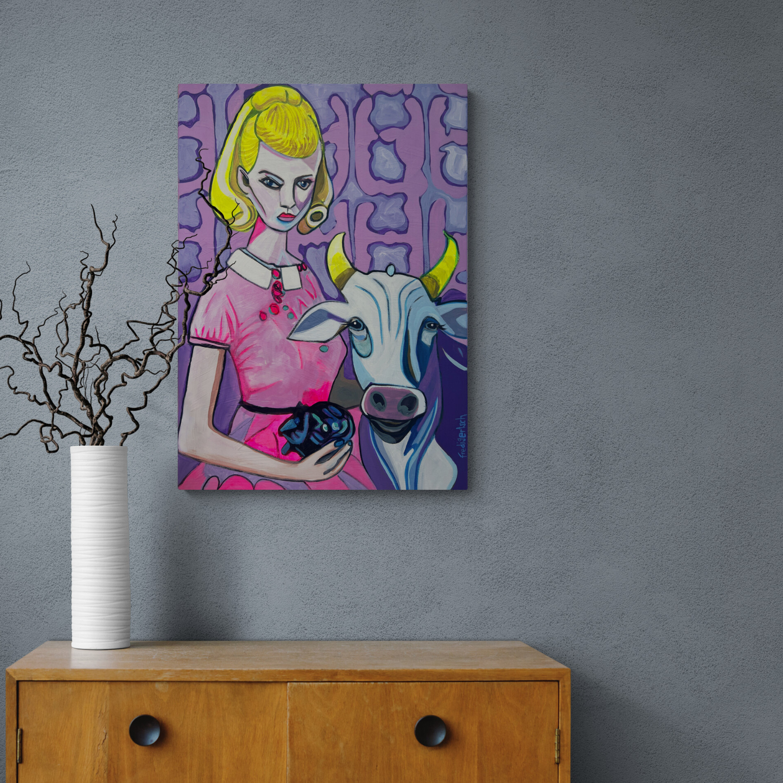 Barbie Doll, Ella & Louisa von Fredi Gertsch, Pop Art Wandbild über Sideboard im Wohnzimmer, 2023