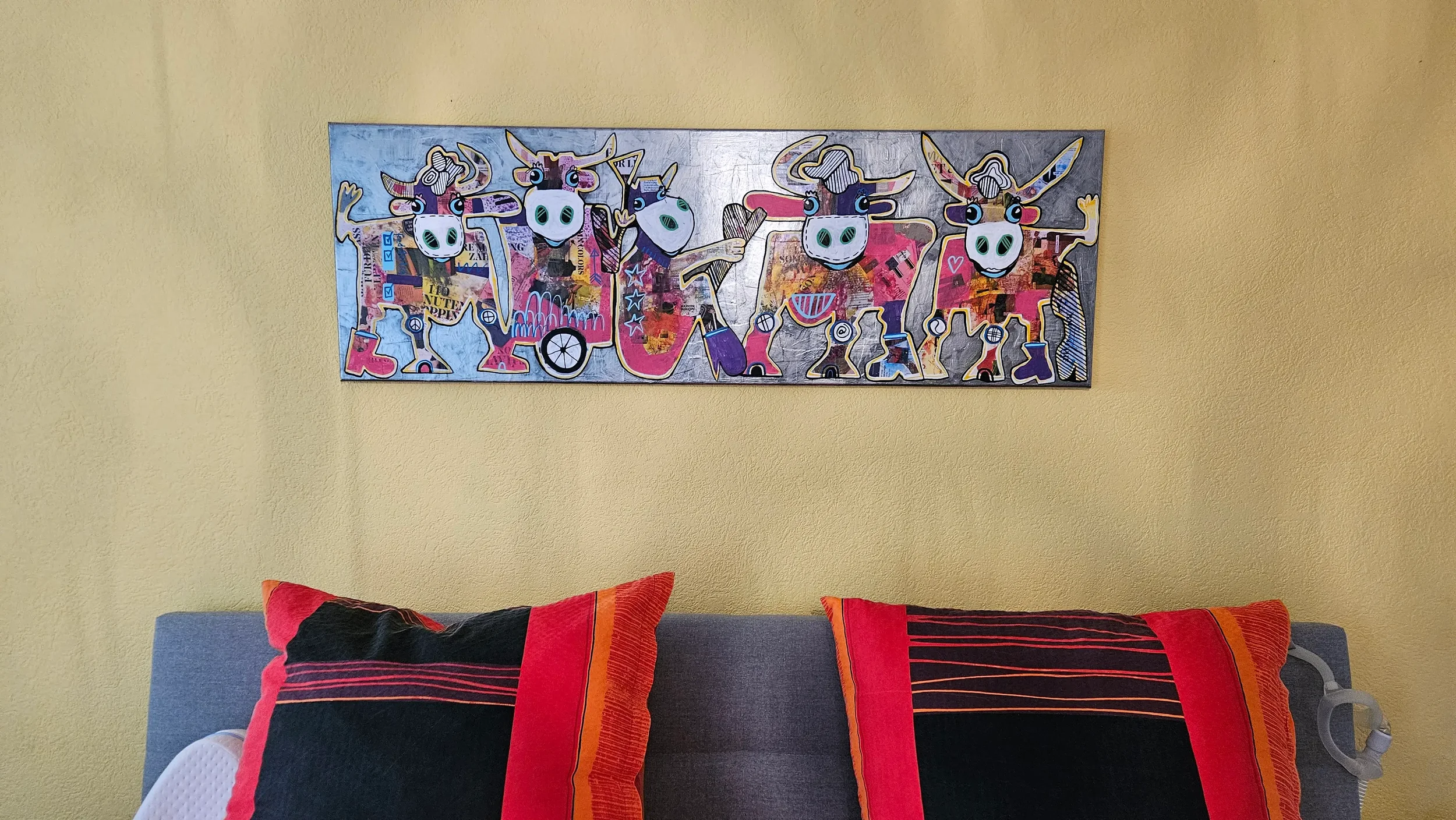 Alpaufzug, Pop Art Kuhgemälde von Fredi Gertsch mit Kuh-Parade als Wandbild über Sofa, Schweizer Kunst