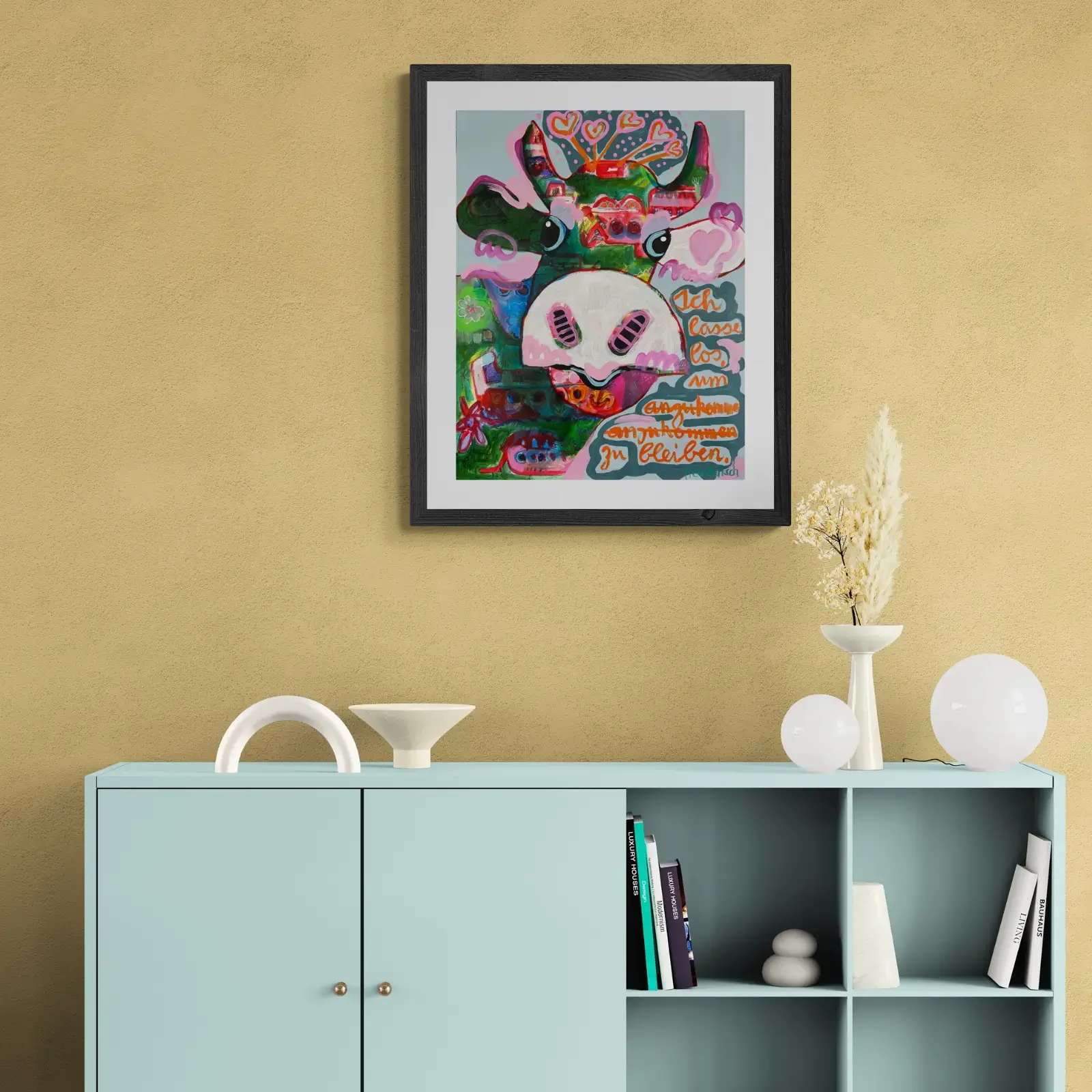 VogelLisi – Ich lasse los, um zu bleiben von Fredi Gertsch, Pop Art Wandbild über Sideboard, 2026