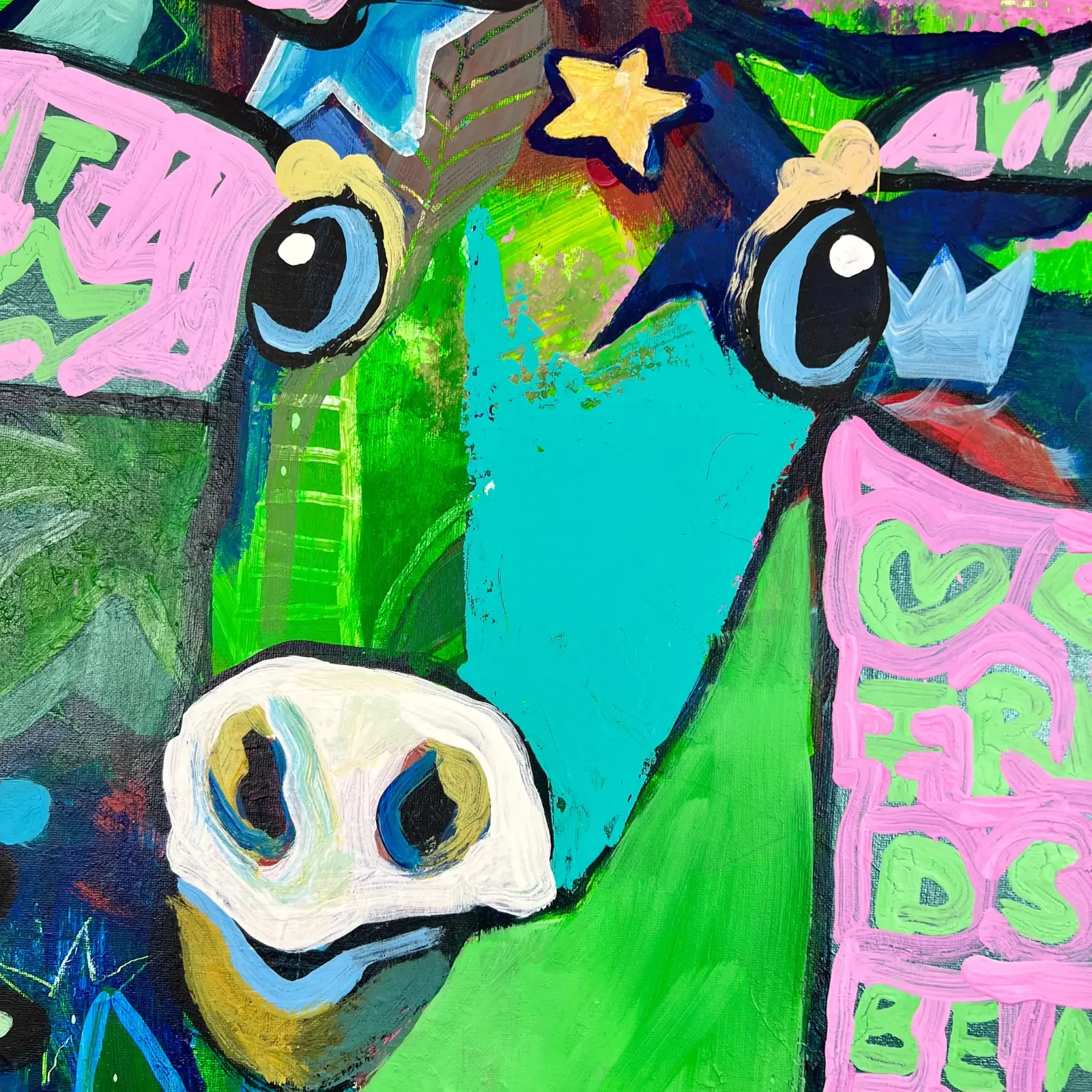 Detail Kuhkopf mit Stern und pinkem Hintergrund, Pop Art Acrylgemälde Just Us Two – Be You, Fredi Gertsch, 2025